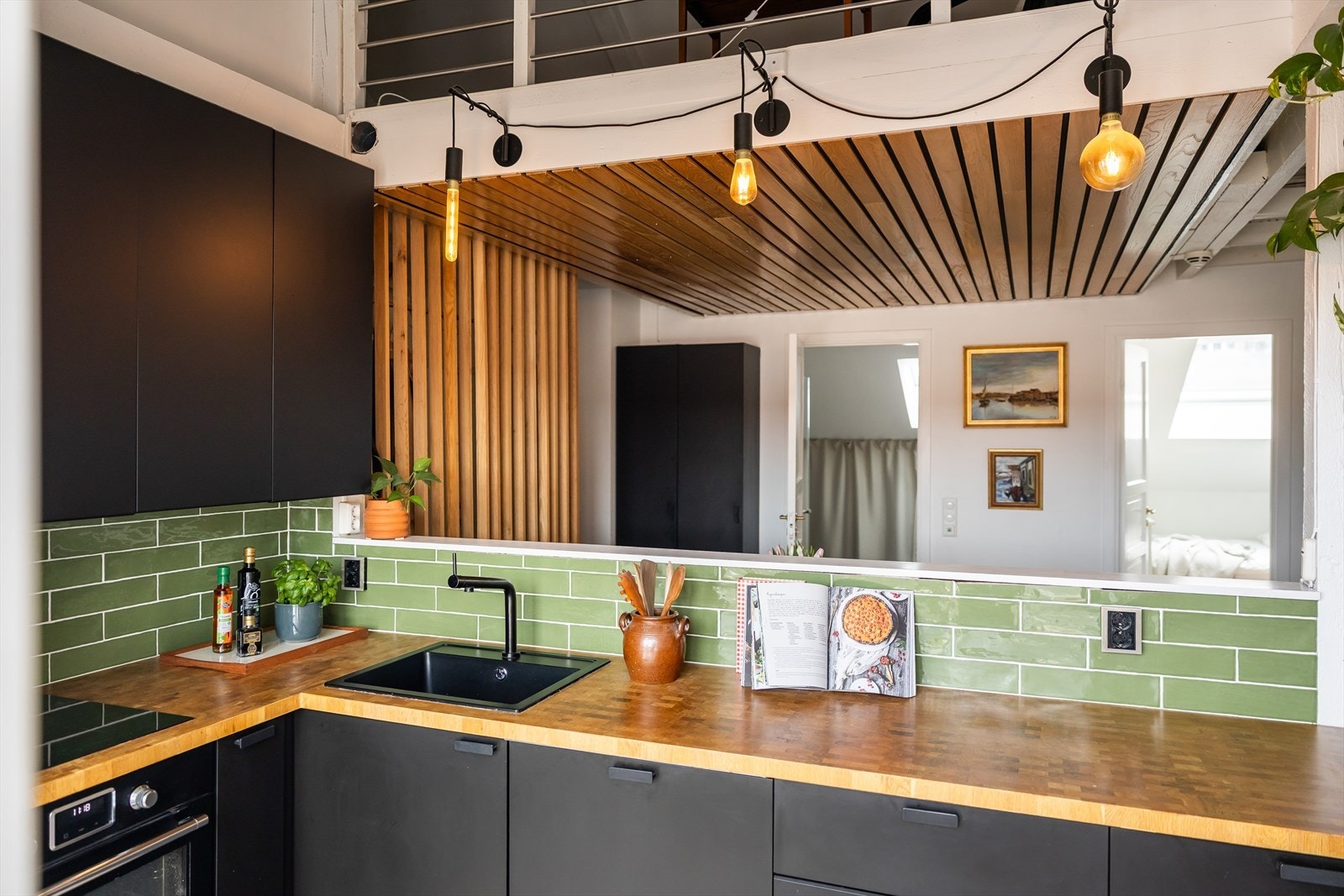 Takstmann har vurdert kjøkkenet til tilstandsgrad 1. Det er etablert lekkasjevakt. Galleribilde