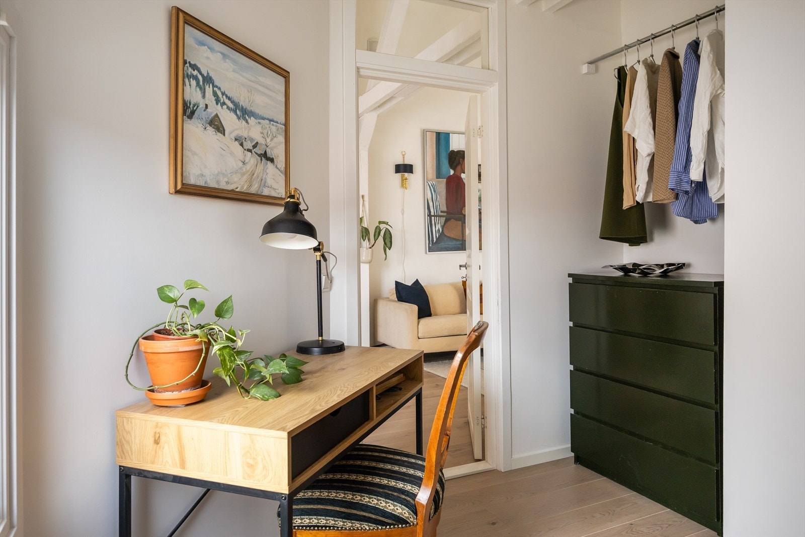 Kommode for praktisk oppbevaring medfølger handelen. Galleribilde