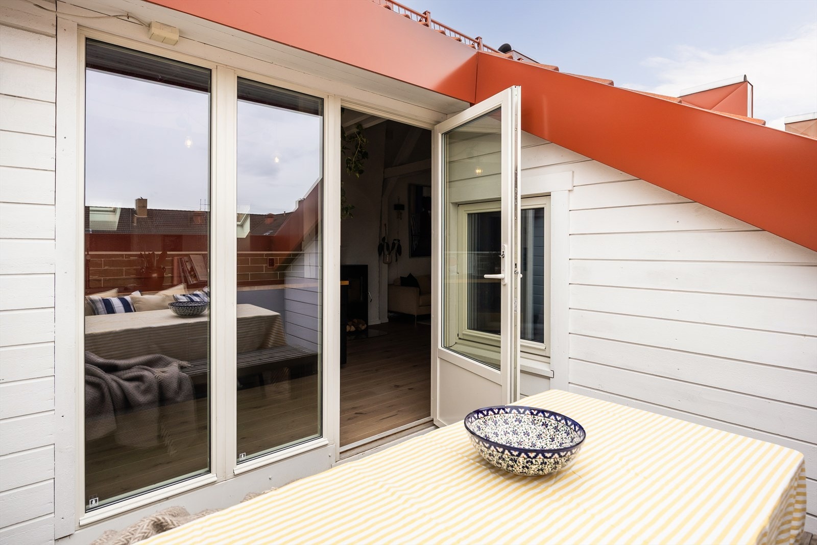 Taket ble skiftet i regi av borettslaget, hvor det også i den forbindelse ble etterisolert med 10cm, piper kledd igjen, etablert snøfanger, nye takrenner og nedløp. Det ble også utført oppgradering av yttervegg mot terrasse og ny terrassedør i 2019. Galleribilde