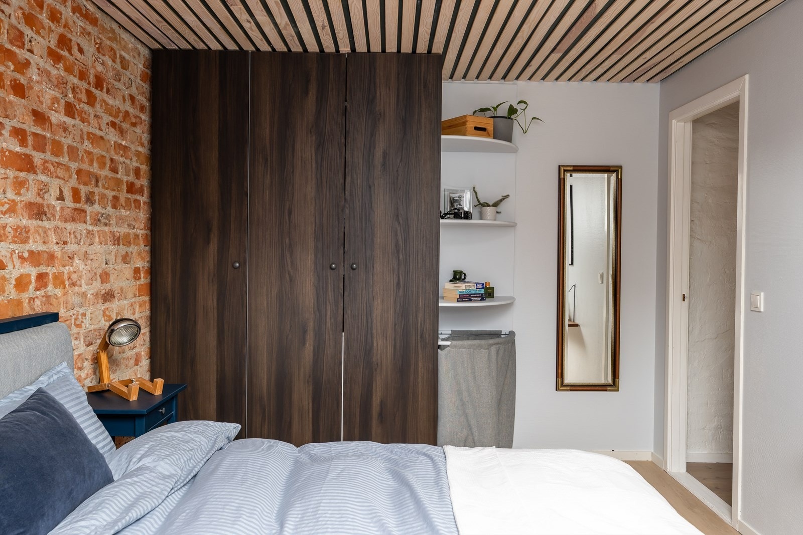 Garderobeskap for praktisk oppbevaring medfølger handelen. Galleribilde