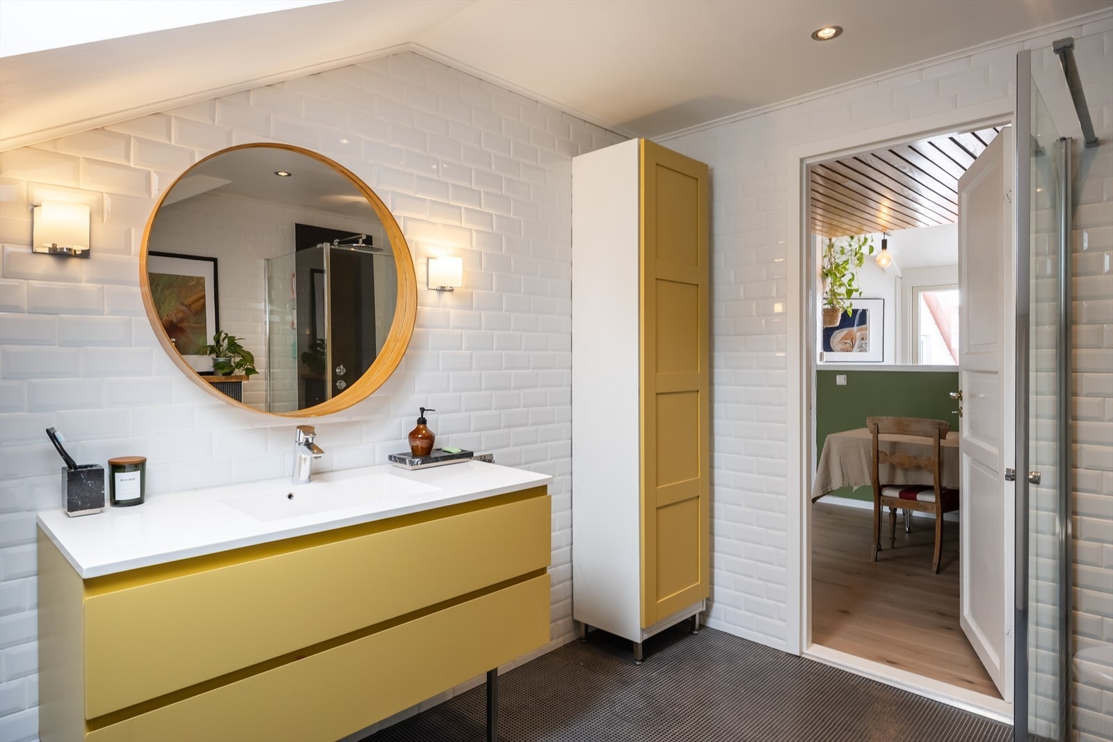 Det er lagt italienske mosaikkfliser på gulv. Galleribilde