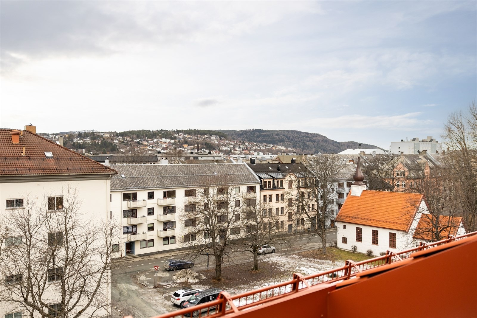 Takterrassen vender ut mot felles bakgård med store frodige grøntarealer som kan brukes fritt av beboerne. Galleribilde