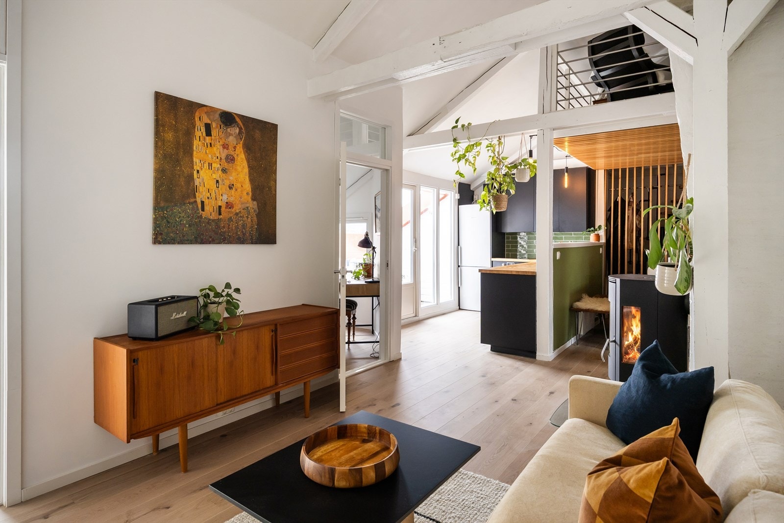 Leiligheten er vesentlig oppusset de siste årene med bl.a. totaloppusset bad fra 2022, nytt kjøkken 2019, en-stavs parkett i hele leiligheten fra 2025/2026, samt tak byttet og etterisolert i regi borettslaget i 2025. Galleribilde