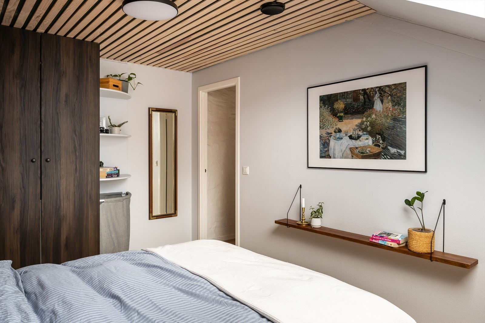 Det medfølger en parkeringsplass til leiligheten. Se i salgsoppgaven for nærmere informasjon under punktet "Diverse". Galleribilde