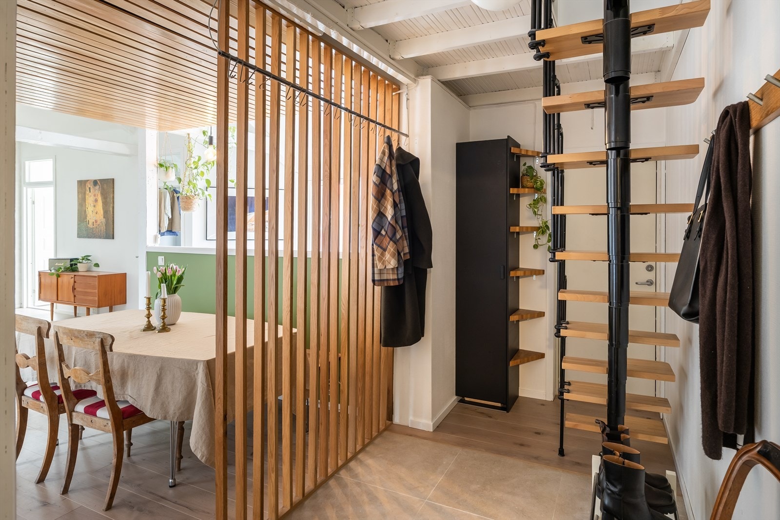 Praktisk flislagt entré byr på gode oppbevaringsmuligheter for yttertør og sko. Galleribilde