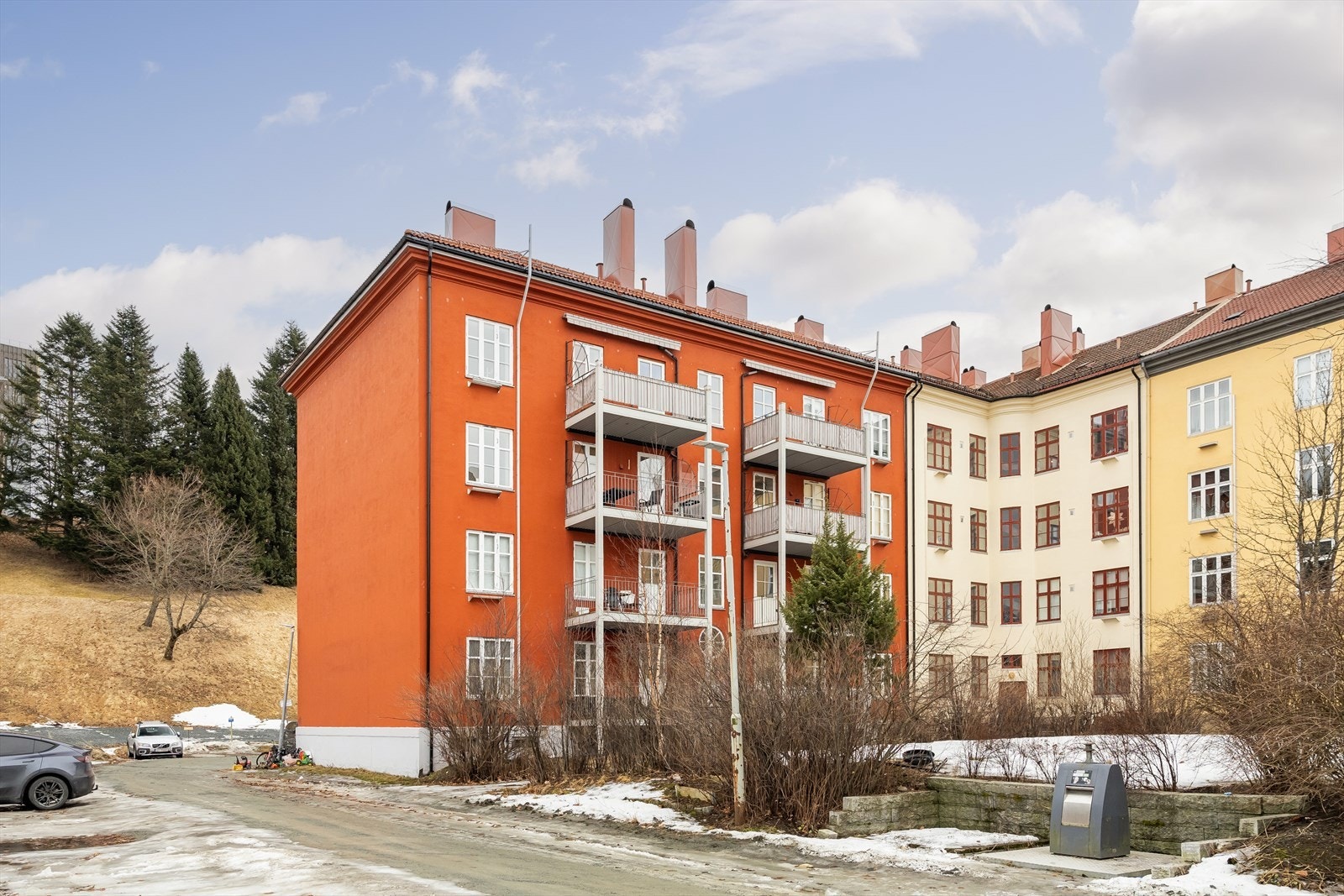 Leiligheten ligger attraktivt til i frodige Høyskoleparken som er en grønn lunge, og i umiddelbar nærhet til NTNU Gløshaugen og NTNU Handelshøyskolen. Galleribilde