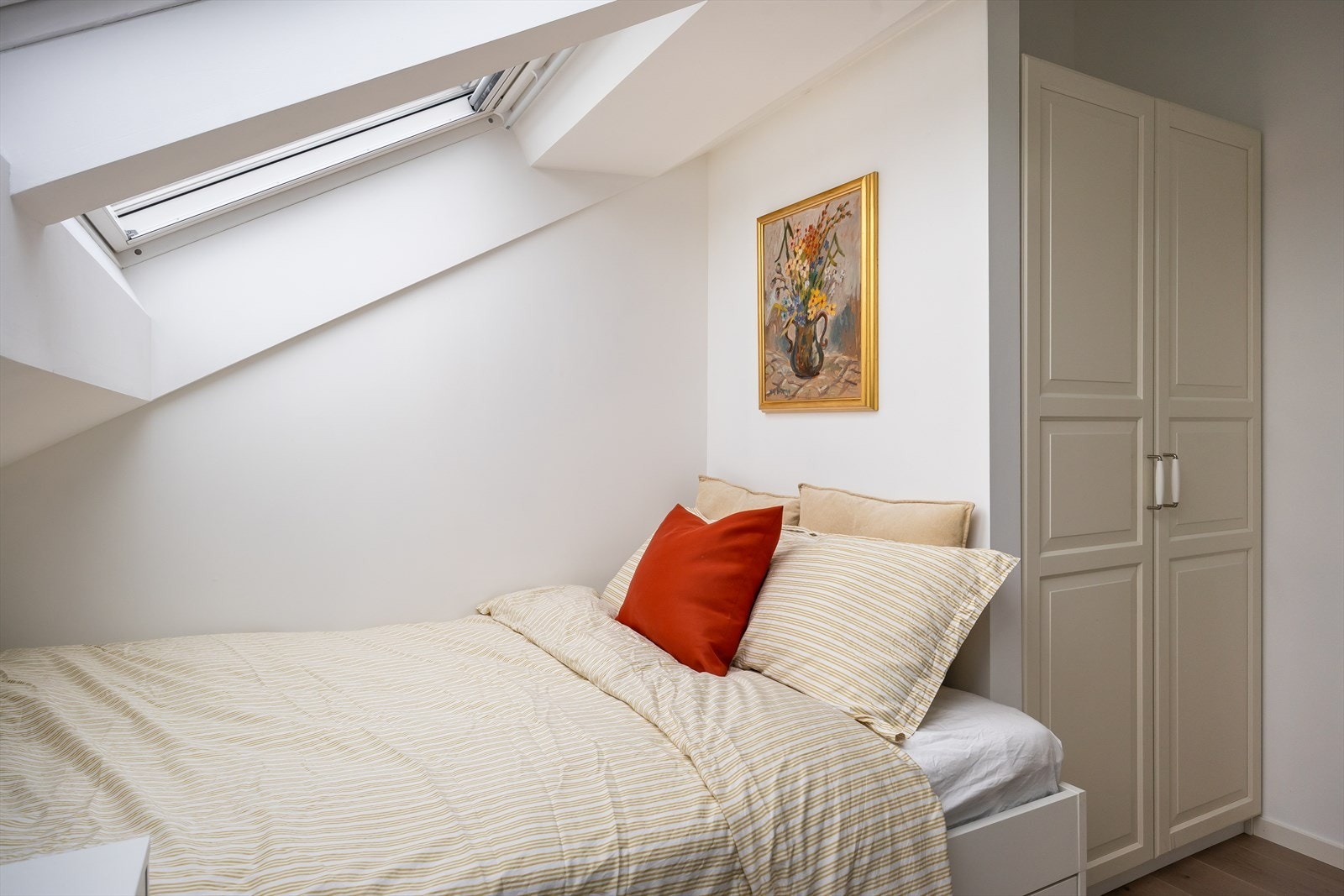 Garderobeskap for praktisk oppbevaring medfølger handelen. Galleribilde