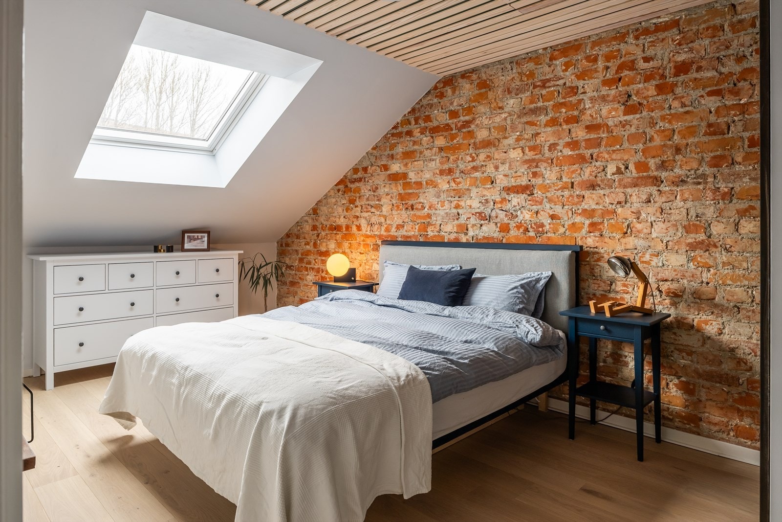 Leiligheten byr på fire soverom, hvorav dette er det største soverommet på 12,2 m². Galleribilde