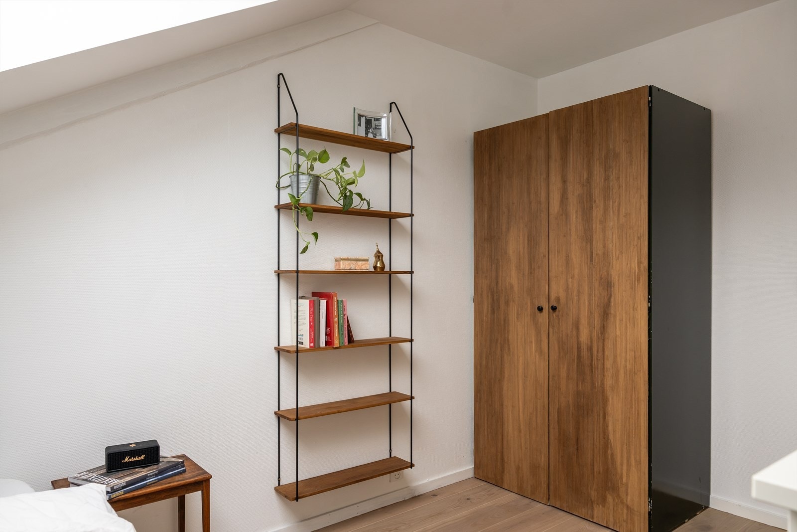 Garderobeskap for praktisk oppbevaring medfølger handelen. Galleribilde