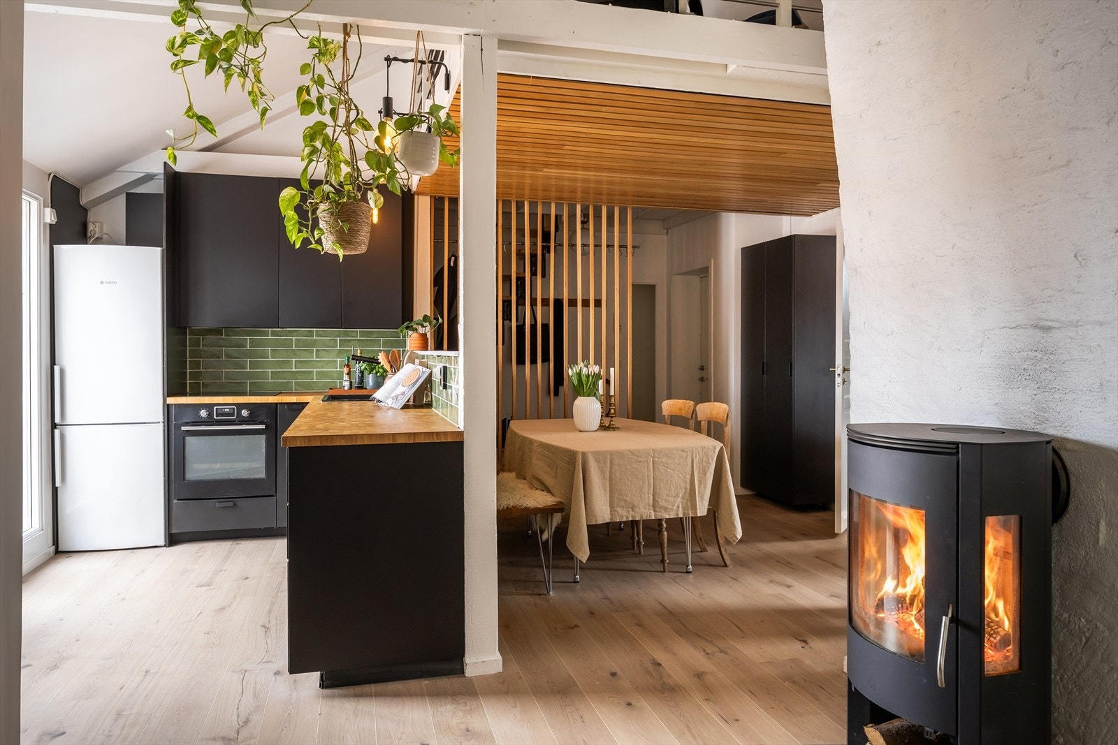 Behagelig vedfyring i stue som gir reduserte energikostnader og en lun atmosfære. Galleribilde