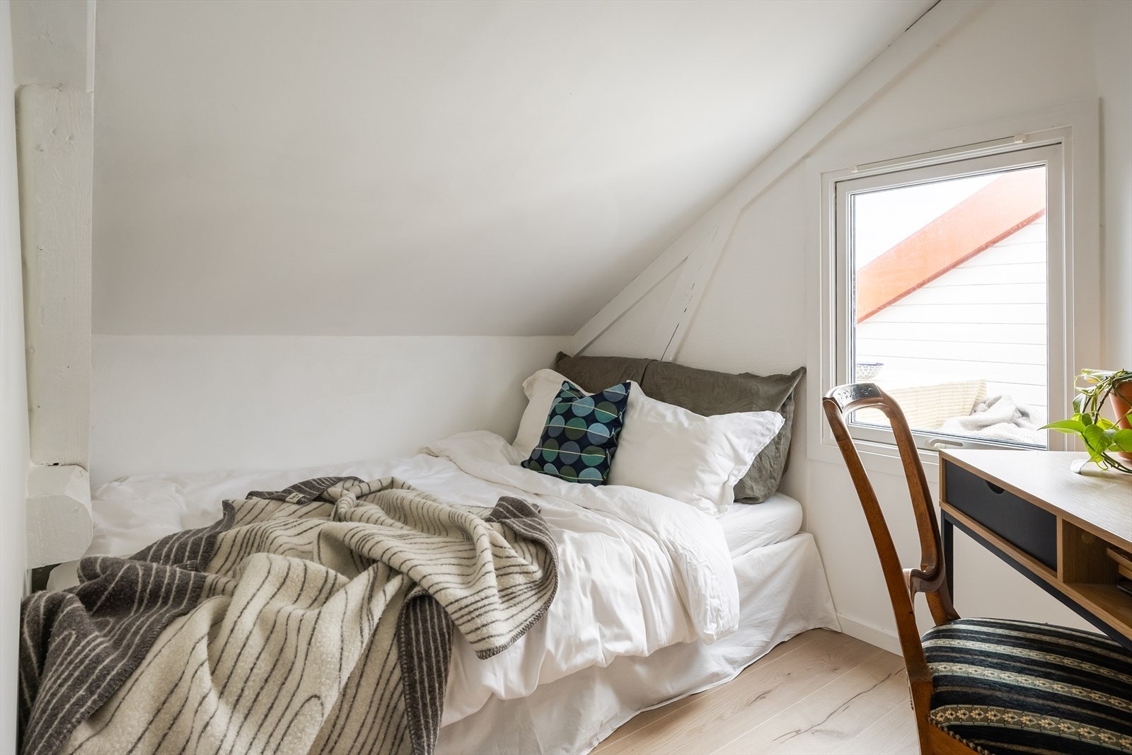 Her har du god plass til ønsket sengestørrelse og tilhørende møblement. Galleribilde