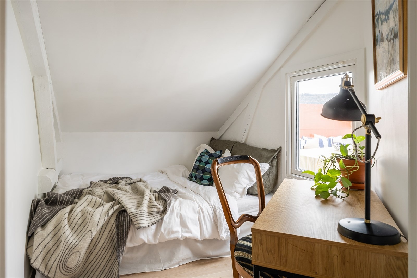 Det siste soverommet har også plass til seng, skrivepult og garderobenisjé. Galleribilde