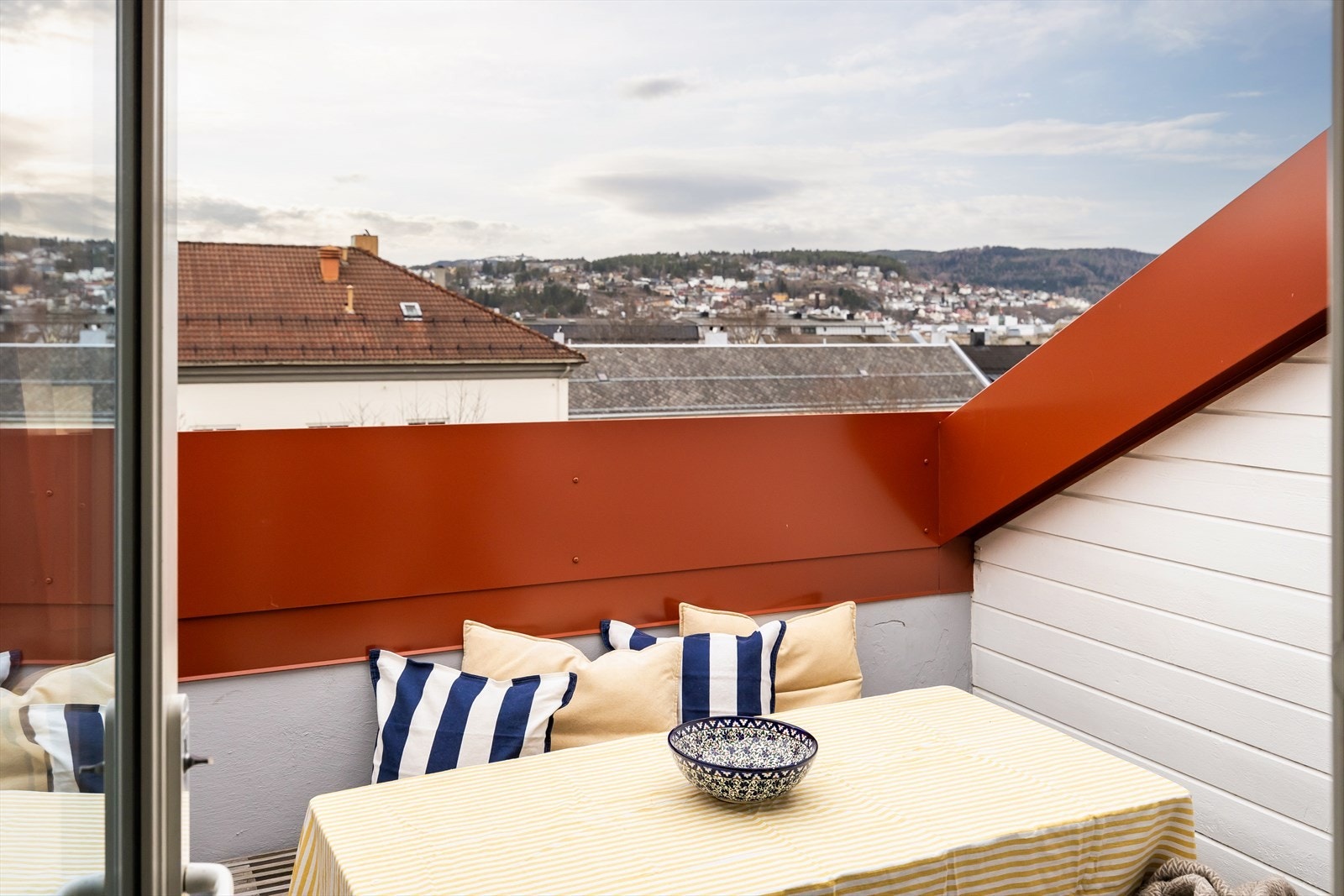 Fra kjøkken er det direkte utgang til leilighetens takterrasse. Den er på 6 m² og ligger vestvendt. Galleribilde