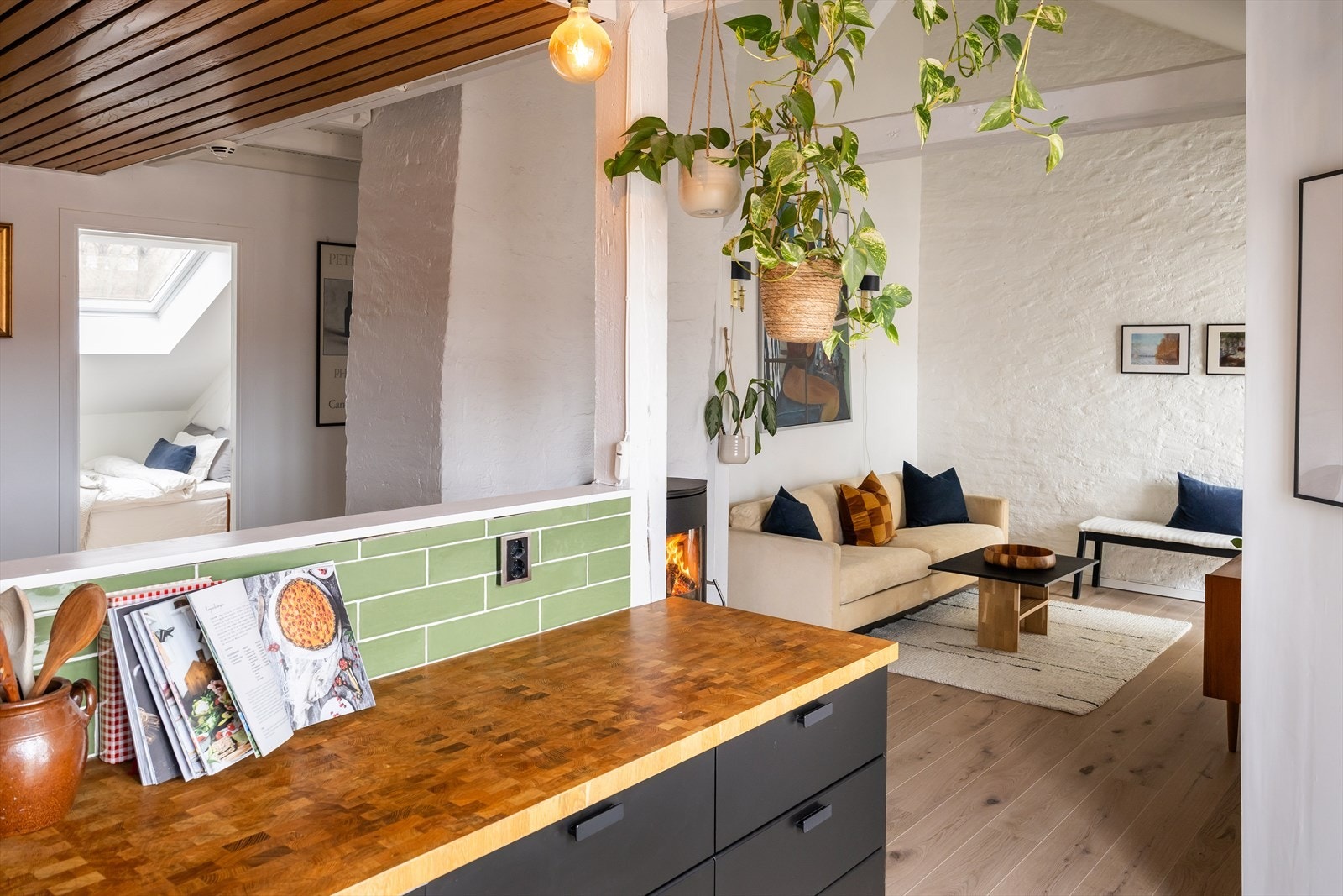 Felleskostnadene inkluderer blant annet betjening av andel fellesgjeld, kommunale avgifter, felles bygningsforsikring, tv, internett, og diverse vedlikehold/drift iht. regnskap. Galleribilde