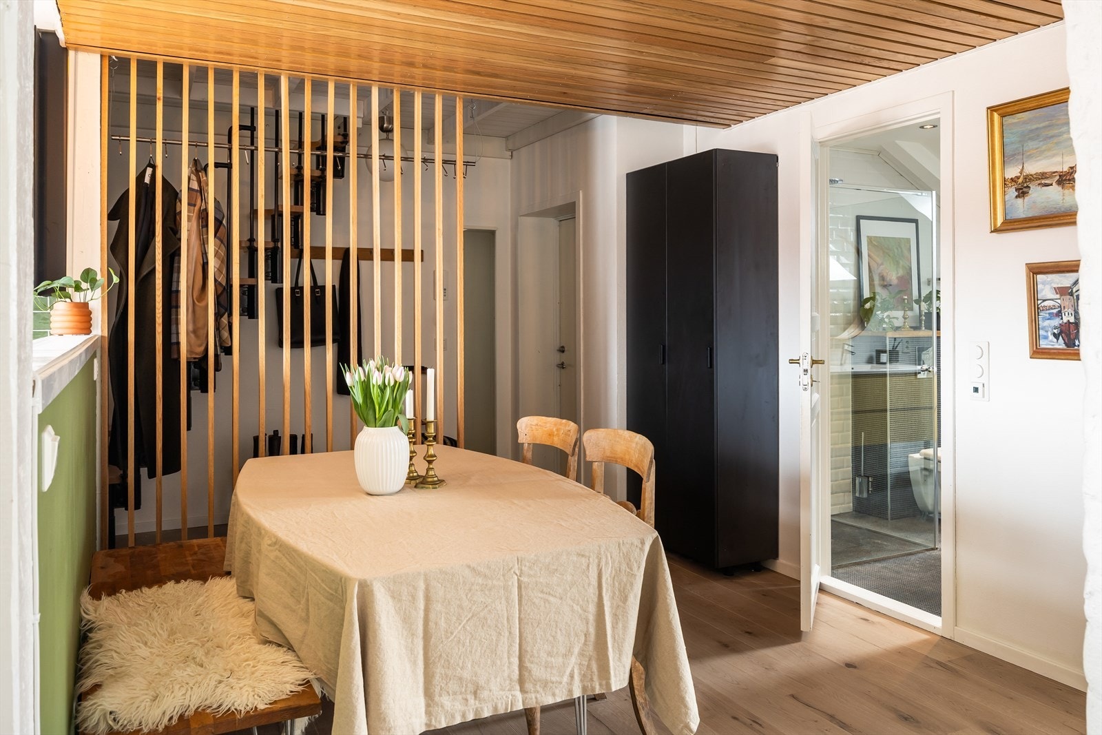 Her er det god plass til egen spisesone. Galleribilde