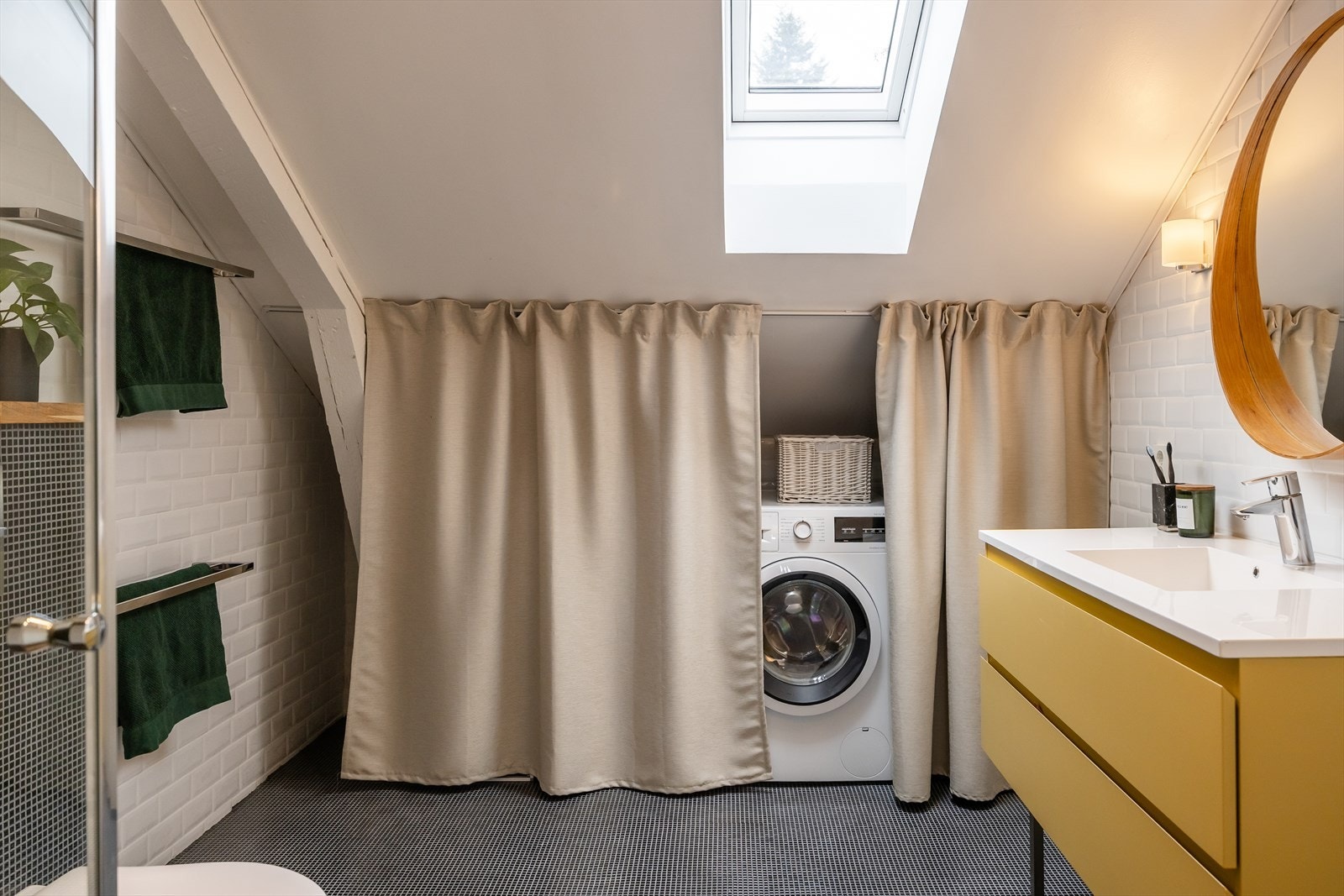 Det er opplegg for vaskemaskin. Varmtvannsberederen er fra 2022 og fikk ny og egen sikring når den ble installert. Galleribilde