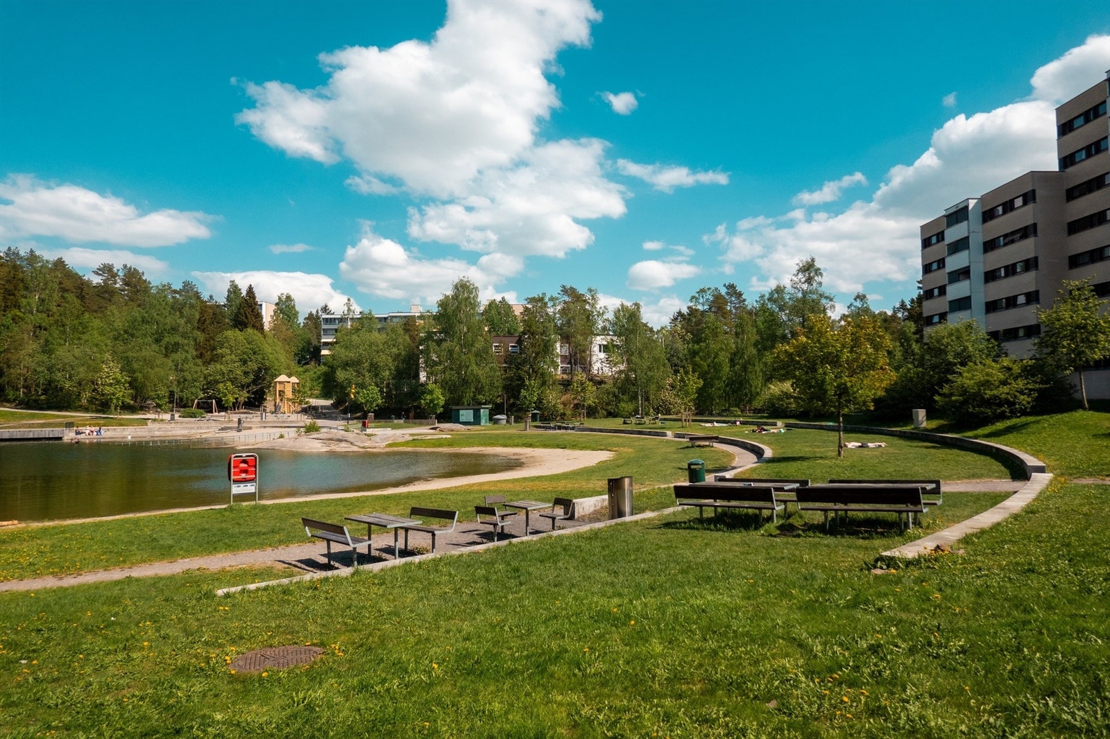 Leiligheten er omringet av barnevennlige og frodige grøntarealer, her sees Svarttjern midt på Romsås. Galleribilde