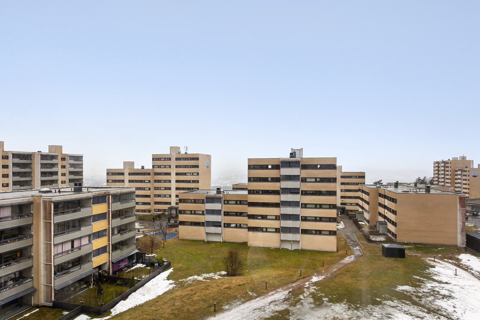 Området byr på umiddelbar nærhet til Lillomarka med turstier, skiløyper og badevann som Svarttjern og Steinbruvannet. Galleribilde