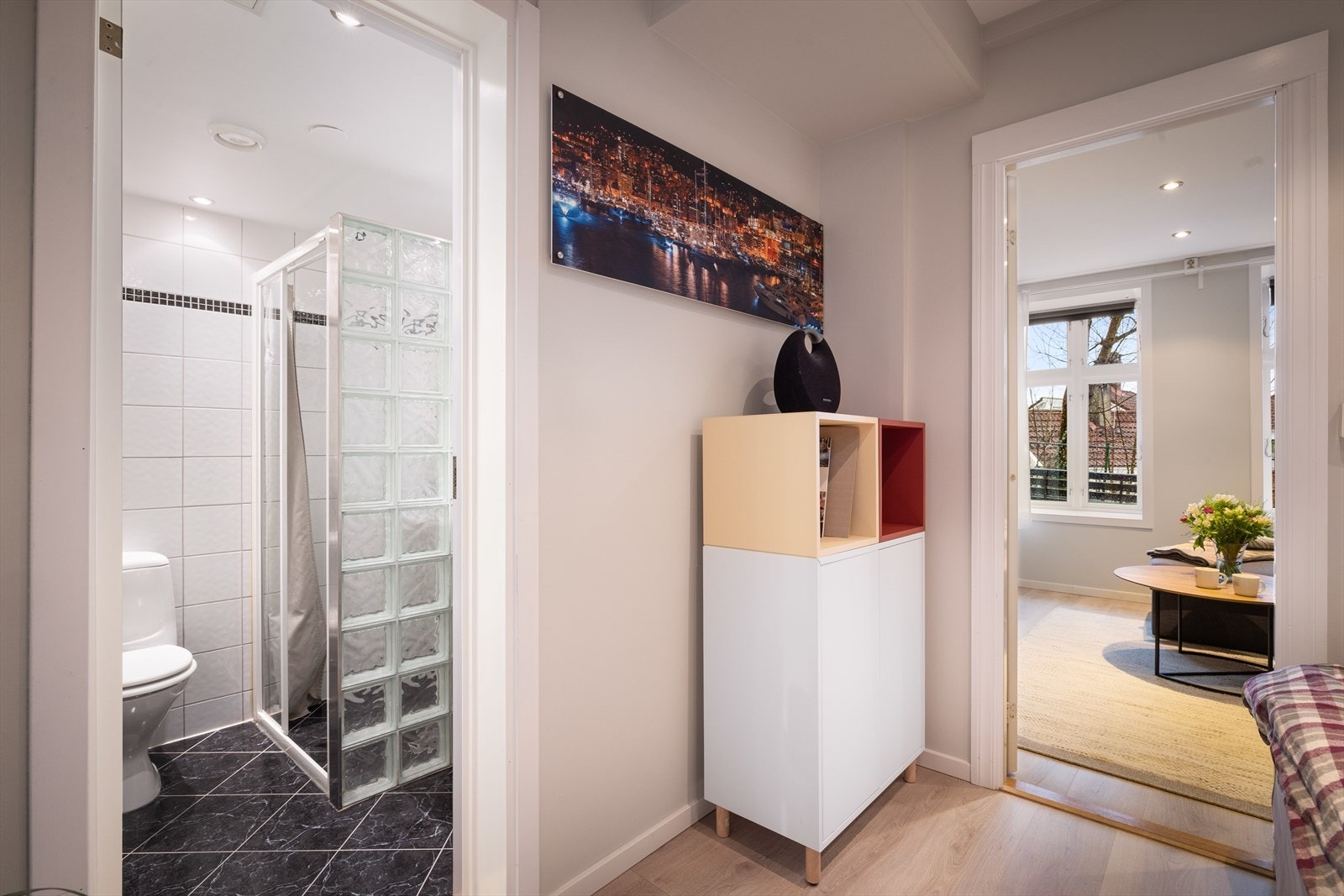 Fra soverommet er det tilkomst videre til badet. Galleribilde