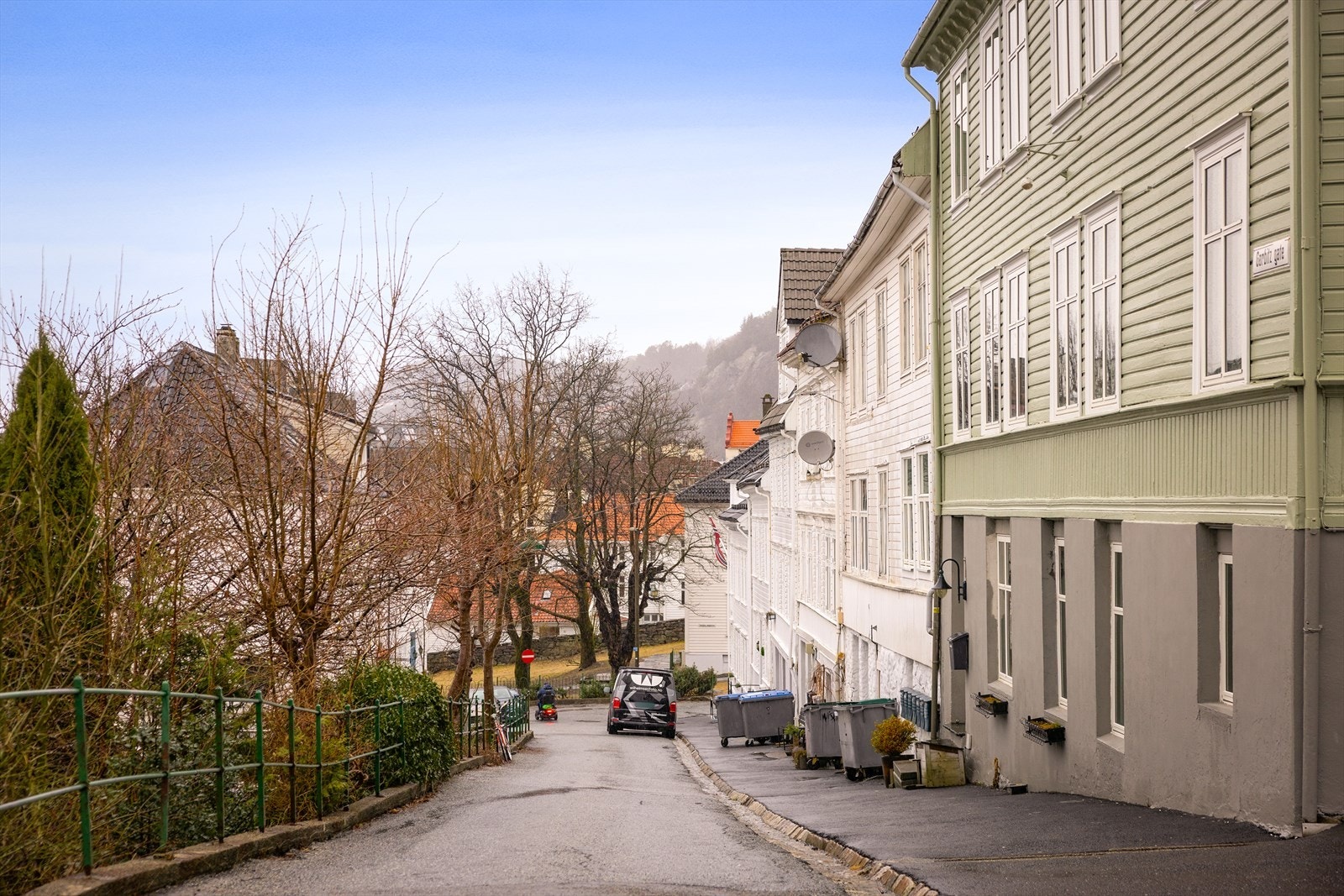 Fra leiligheten er det kun få minutters gange til alle fasiliteter og servicetilbud som byen har å by på. Galleribilde