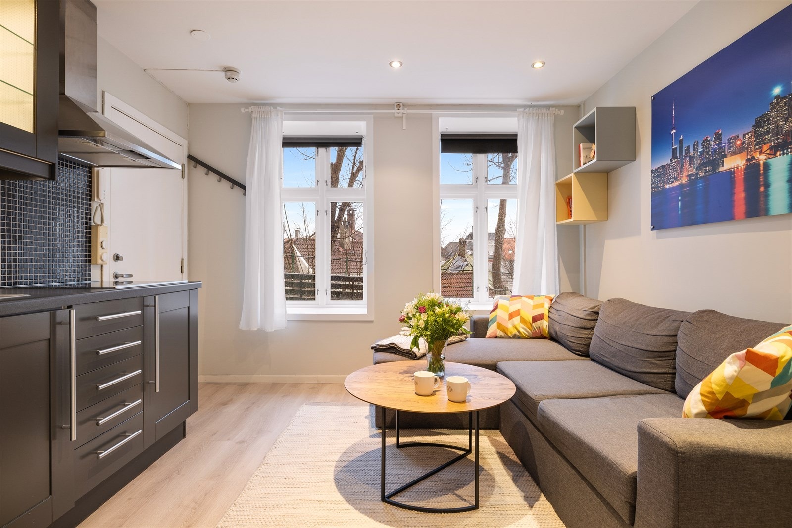 Den åpen stue- og kjøkkenløsningen har store vindusflater som gir rommet et lyst og pent lysinnslipp. Galleribilde