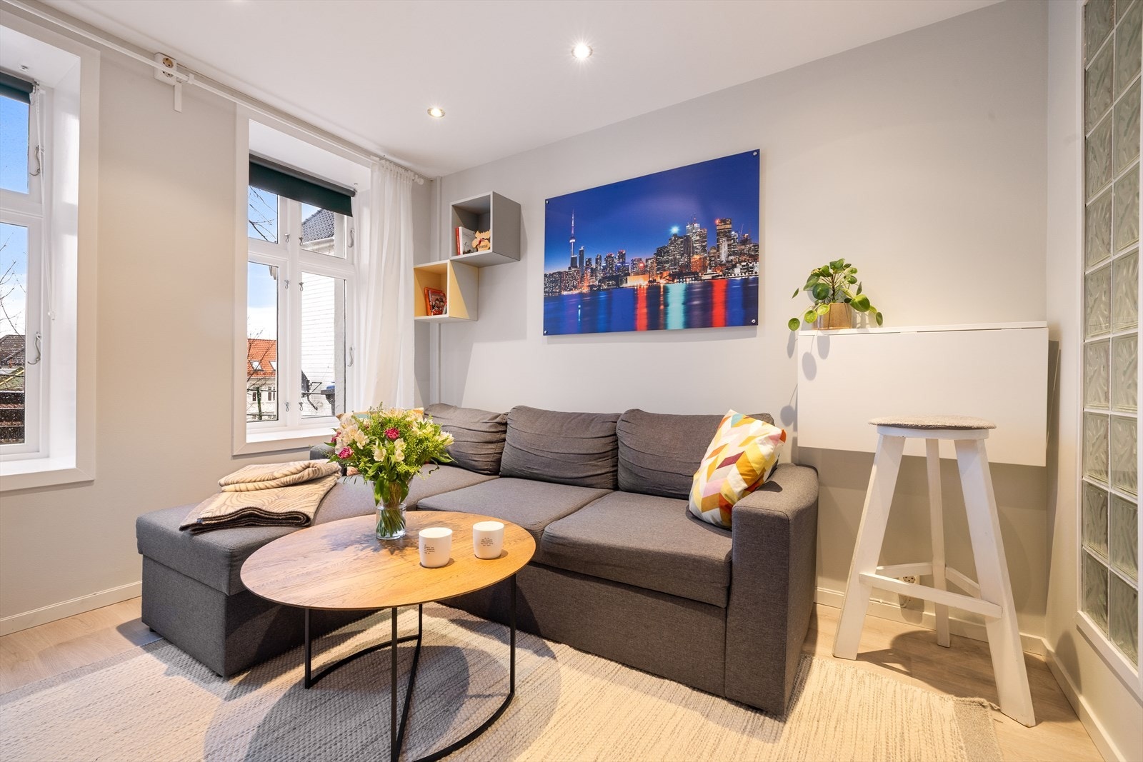 Rommets utforming gir anledning til å innrede med sofagruppe og spiseplass med bar-løsning. Galleribilde