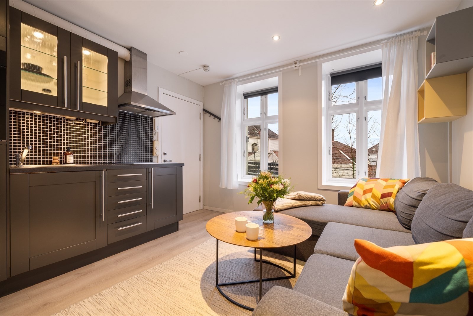 Her er det oppheng til jakker og dørtelefon med åpner til gatedøren. Galleribilde