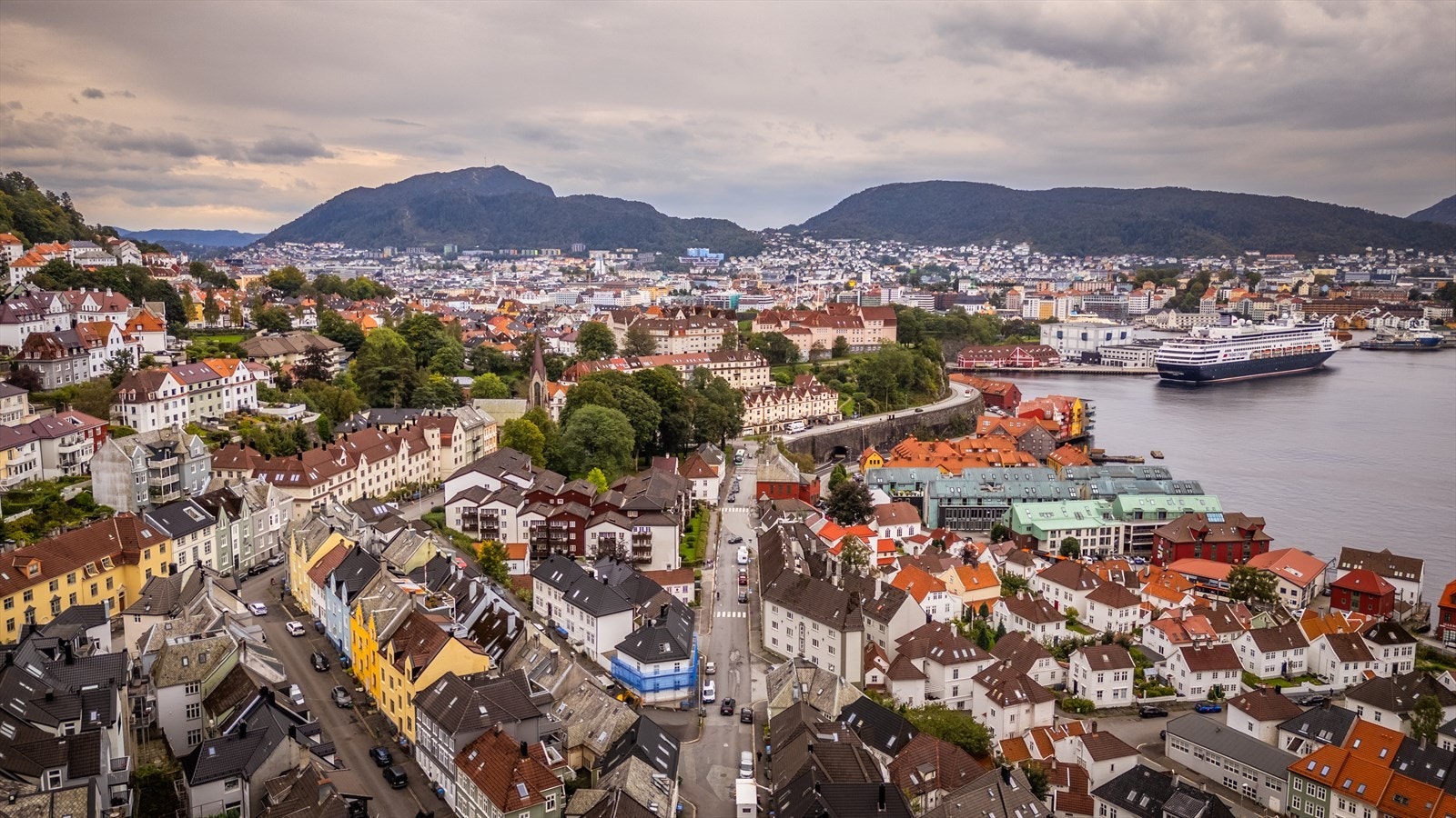 Joker Sandvikstorget (søndagsåpen) og Sandviken dagligvare (søndagsåpen) ligger like ved leiligheten. Galleribilde