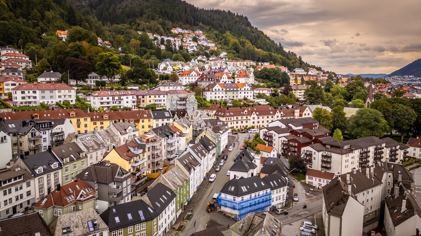 Nærheten til Fjellveien gir muligheter for hyggelige spaserturer. Herfra er det nærhet til Stoltzekleiven eller Sandviksfjellet. Galleribilde