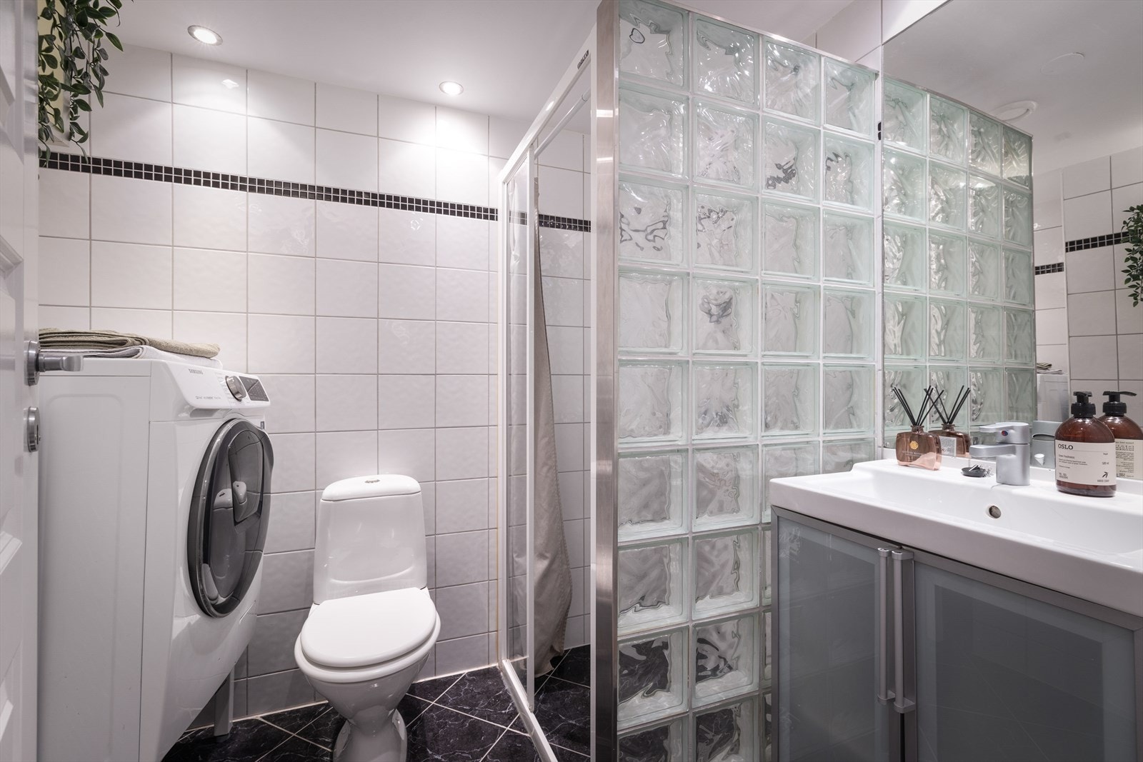 Badet har flislagte overflater med varmekabler i gulvet. Galleribilde