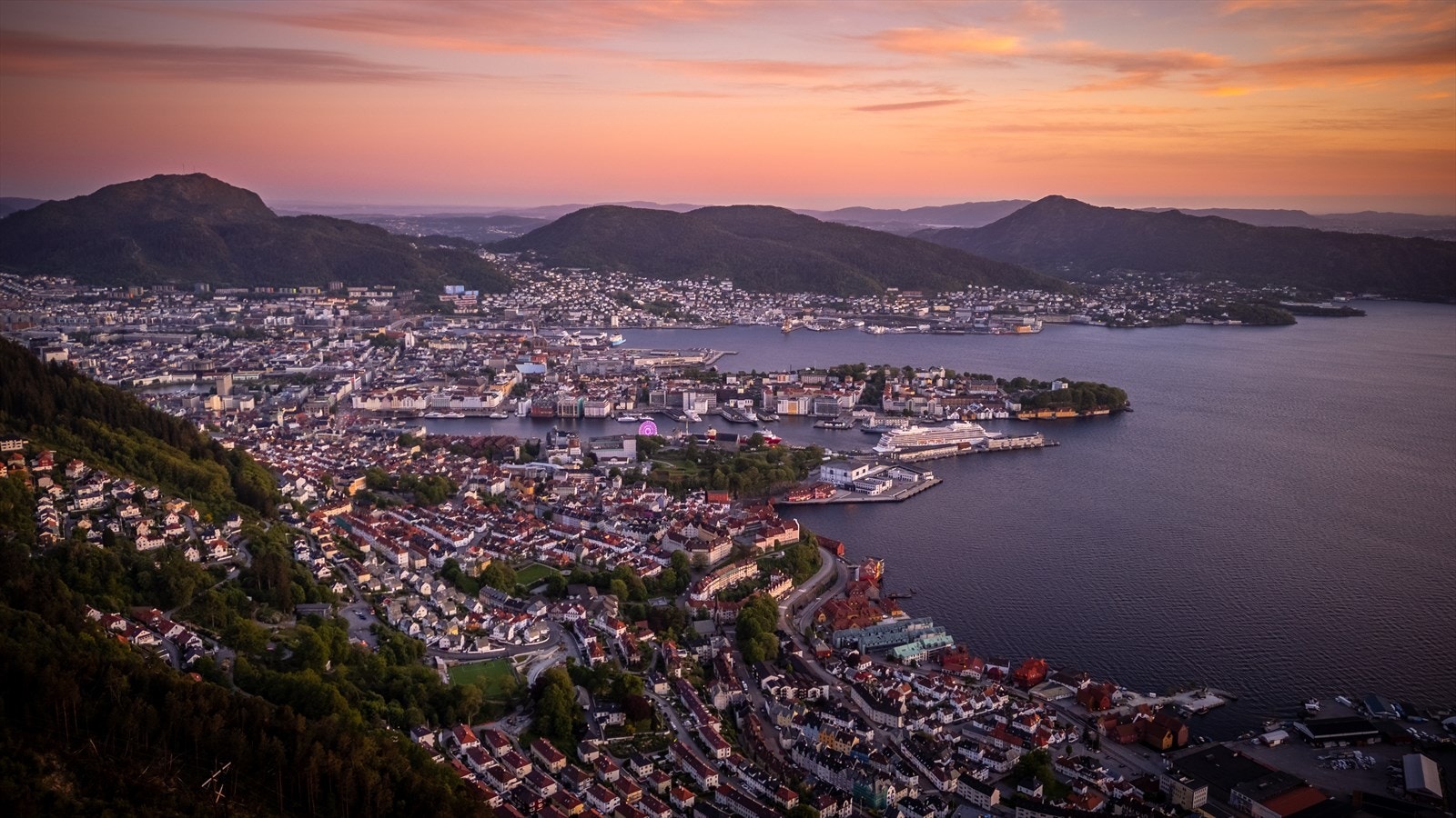 Herfra er det snakk om en kort spasertur før du befinner deg midt i sentrums myldrende folkeliv og tallrike servicemuligheter! Galleribilde