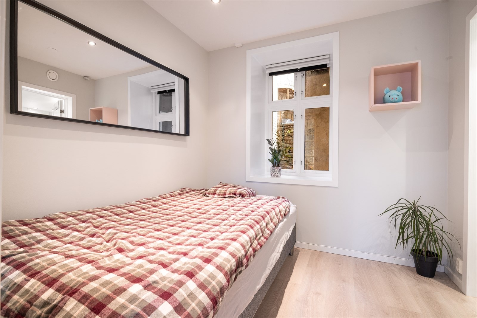 Soverommet har plass til seng, nattbord og kommode/skap. Galleribilde