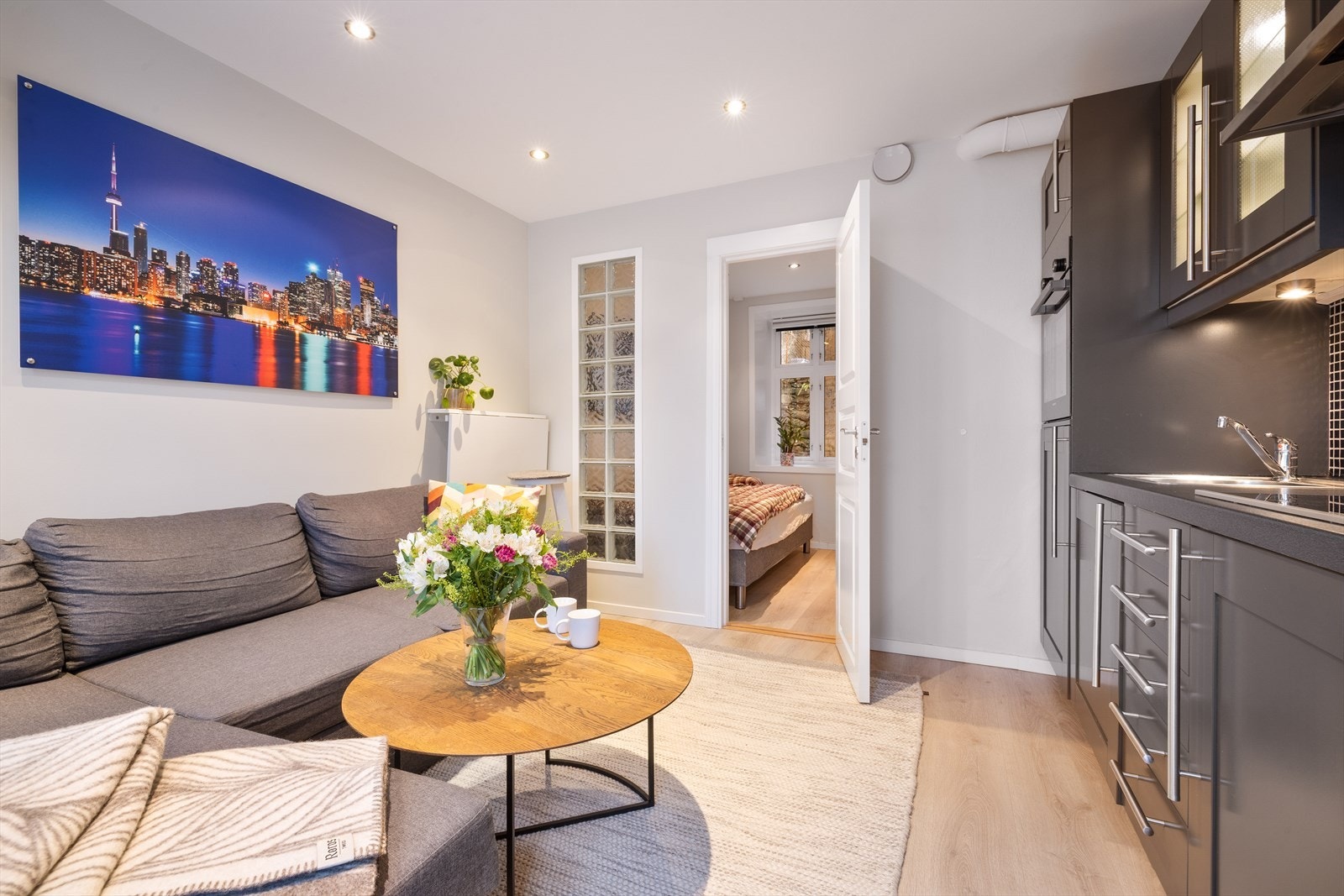 Kjøkkenet har tilstrekkelig med skapplass. Flislagt vegg over benkeplaten forenkler rengjøringen. Galleribilde