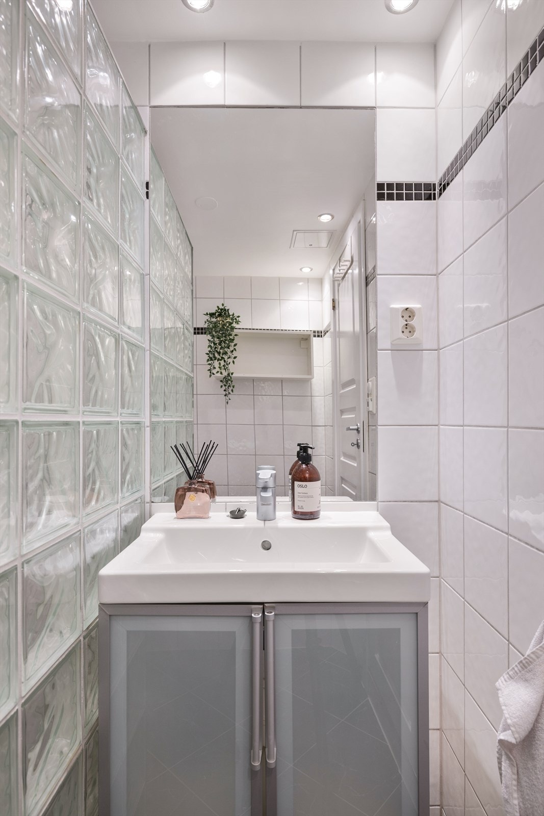 Innredet med toalett, dusjhjørne, baderomsinnredning med servant og har opplegg for vaskemaskin. Galleribilde