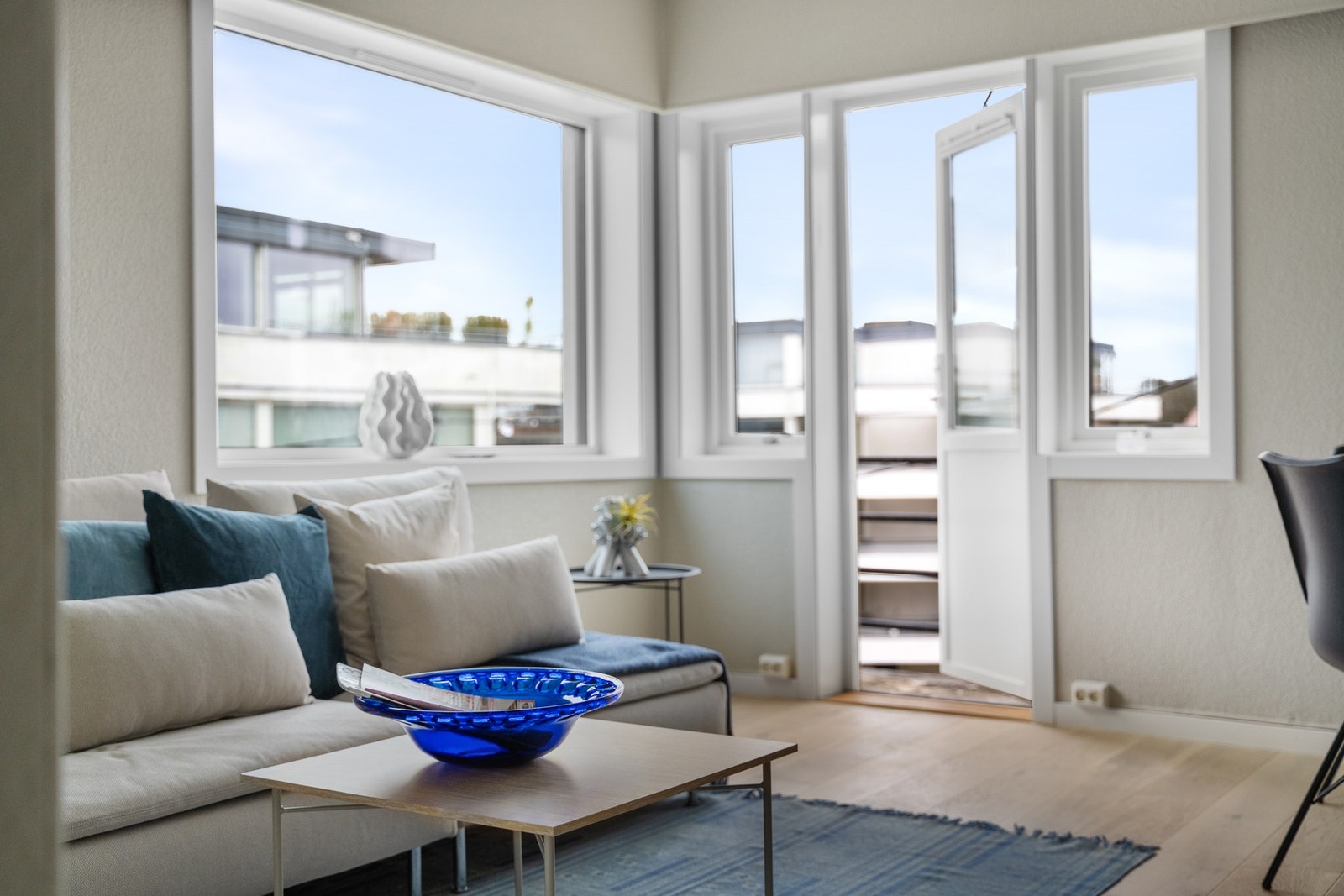 Fra stuen er det utgang til balkong. Galleribilde