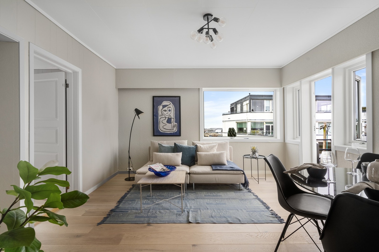 Gjennomgående er ny parkett på alle gulv. Galleribilde