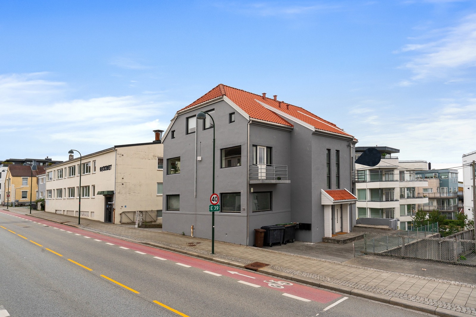 Leiligheten har en svært ettertraktet beliggenhet med 8 minutters gange til sentrum og 400 meter til Rema 1000. Galleribilde