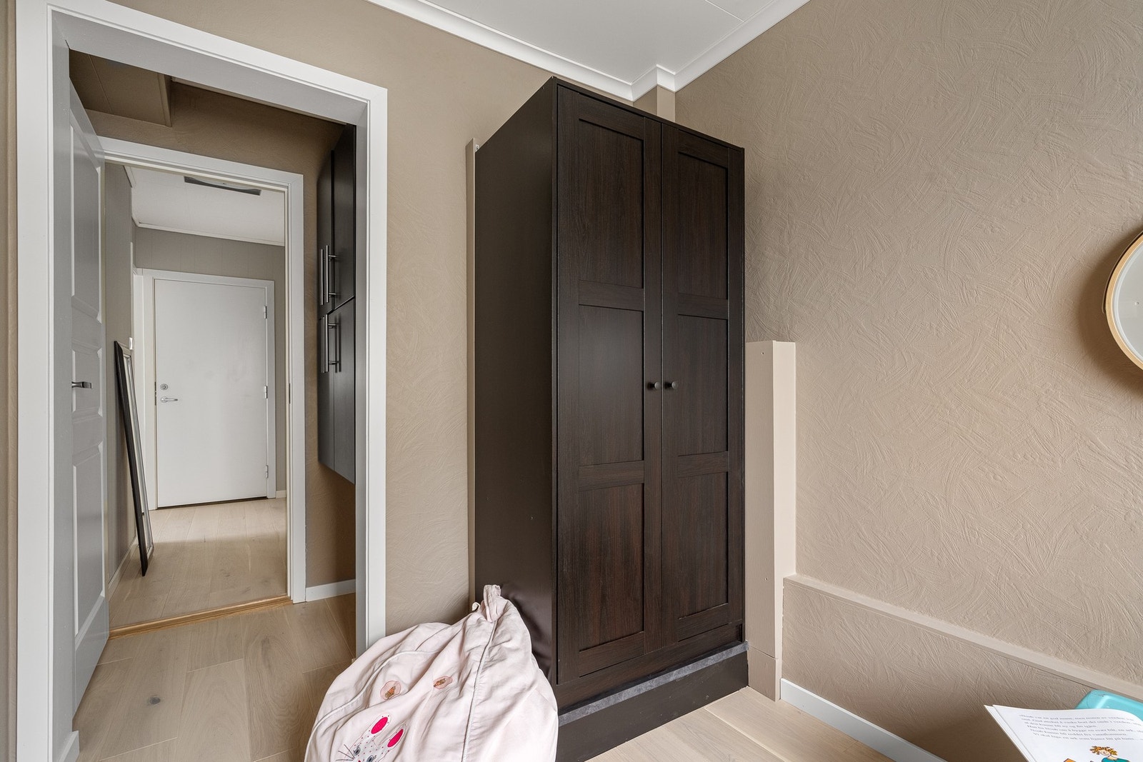 Det er god plass til ønsket garderobe på soverommet. Galleribilde