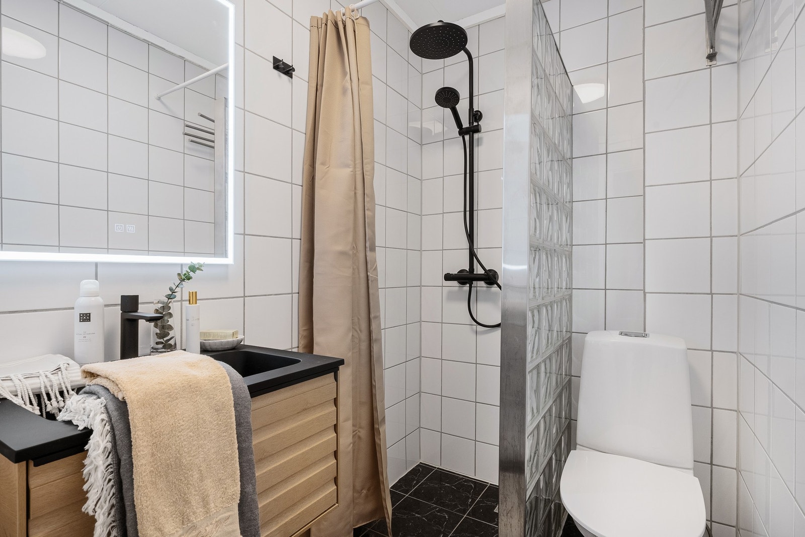 Tidløst helfliset bad. Galleribilde