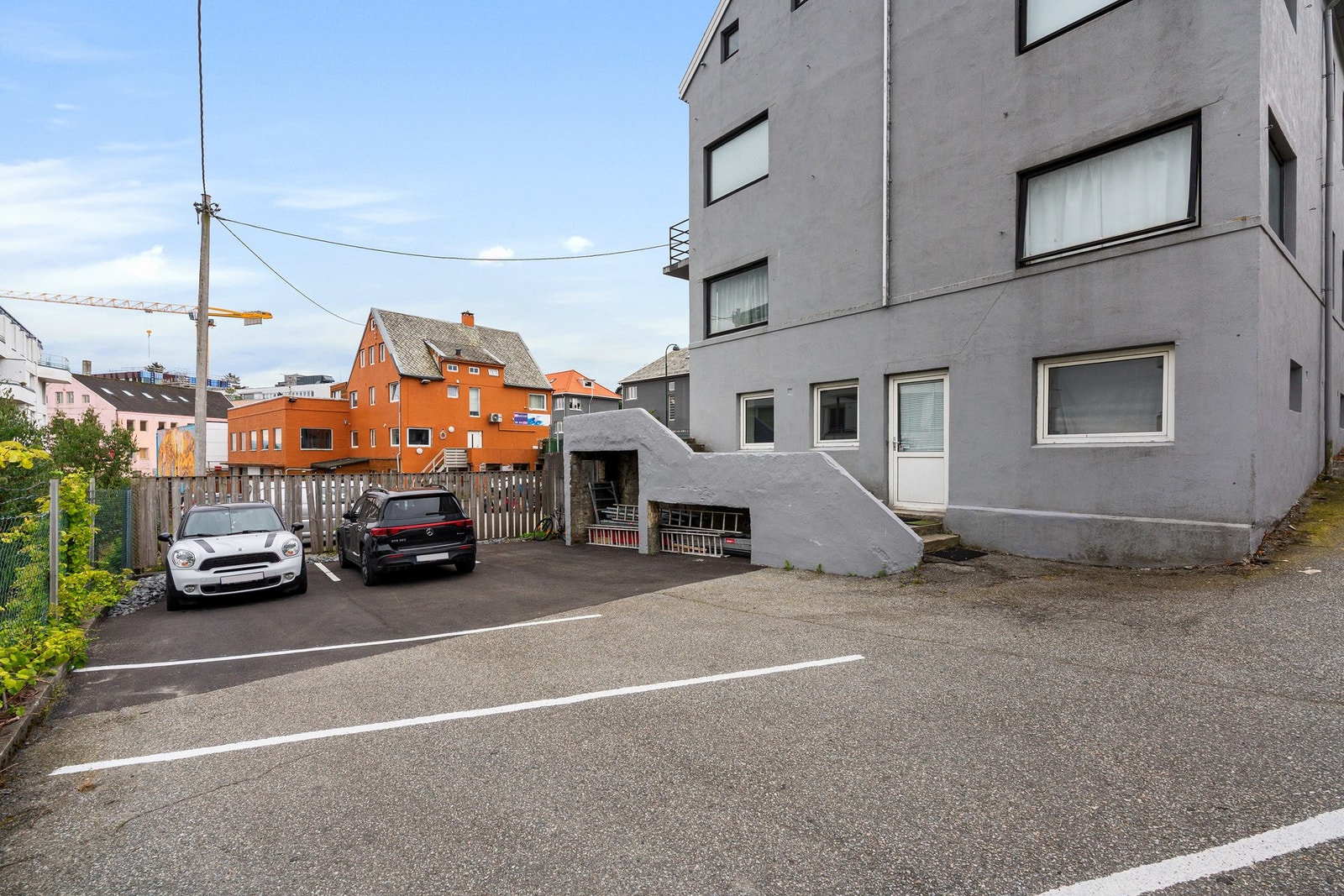 Det er felles parkeringsplass på sameiets tomt. Galleribilde