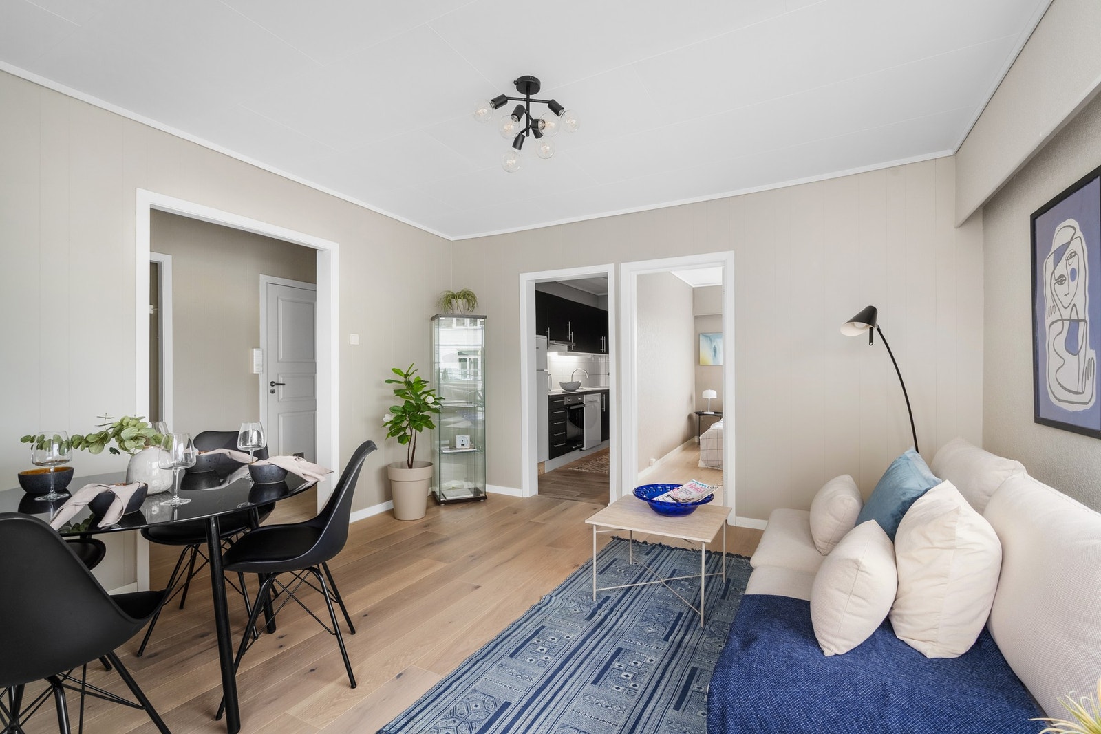 Stuen er romslig og lar seg enkelt møblere i ulike soner. Galleribilde