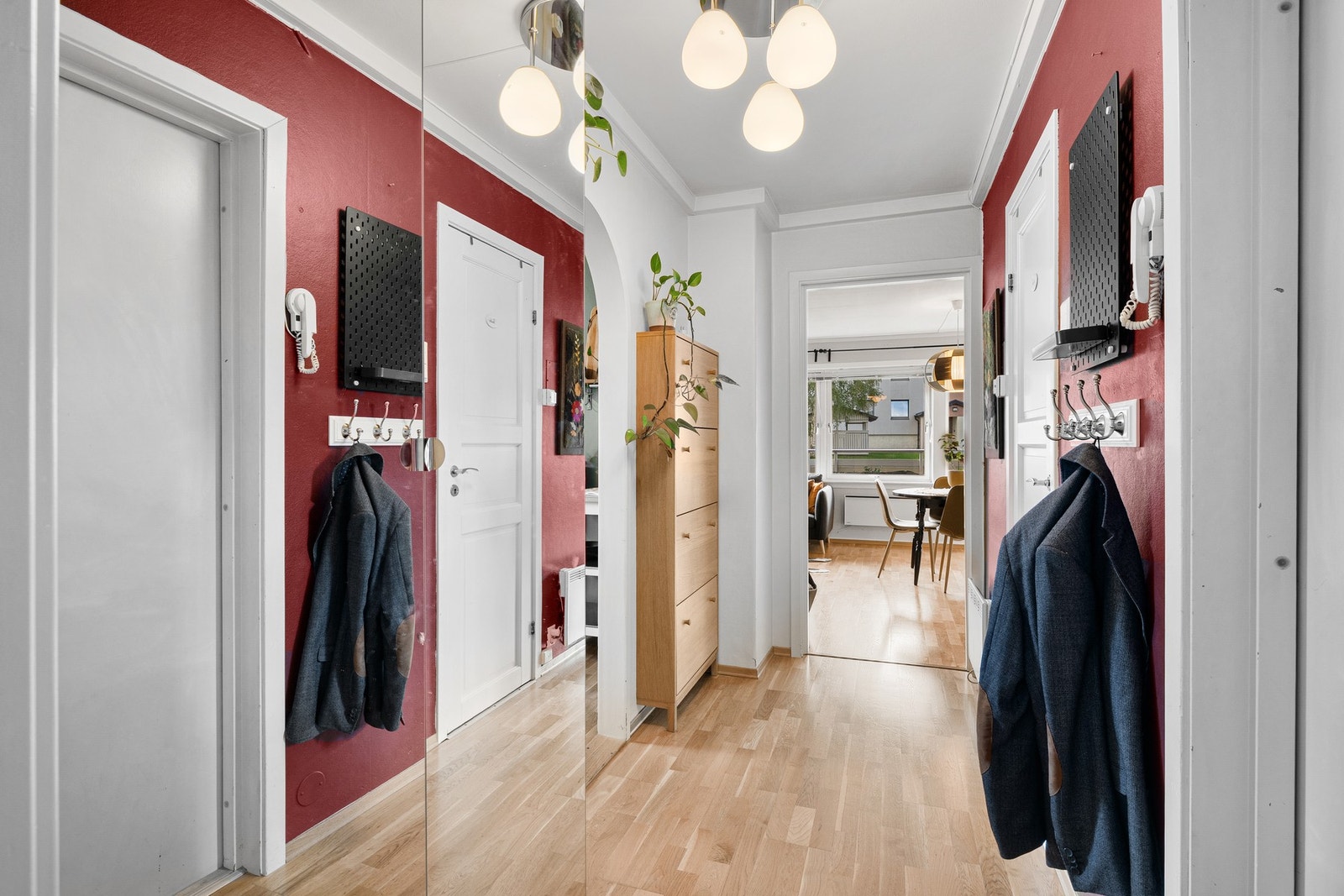 Innbydende inngangsparti med god plass til å henge fra seg sko og yttertøy. Galleribilde