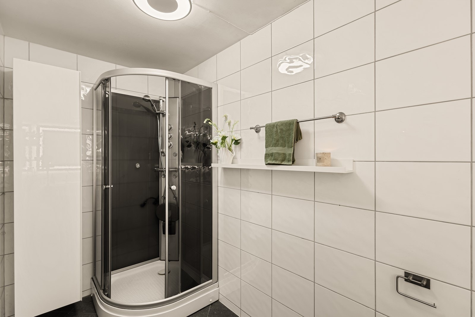 Badet er innredet med nedfelt servant, frittstående toalett og dusjkabinett. Galleribilde