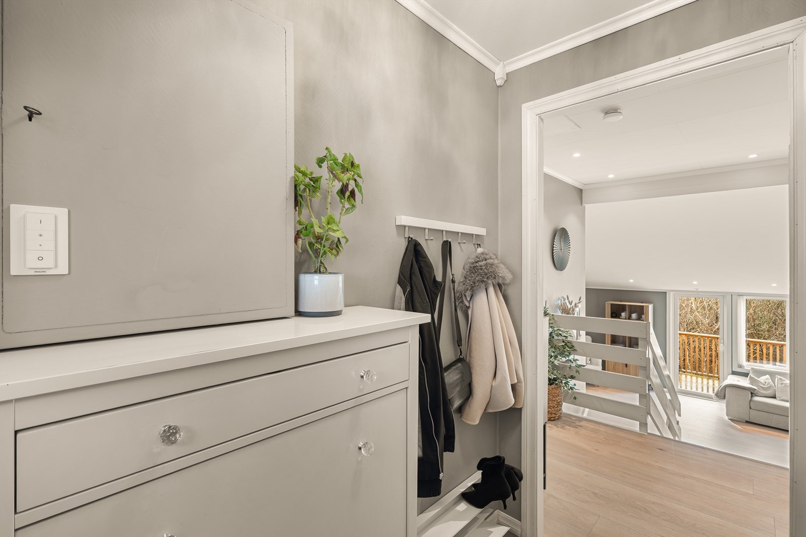 Lys og innbydende entré med varmekabler i gulv. Stuen nås via en liten trapp ned. Galleribilde