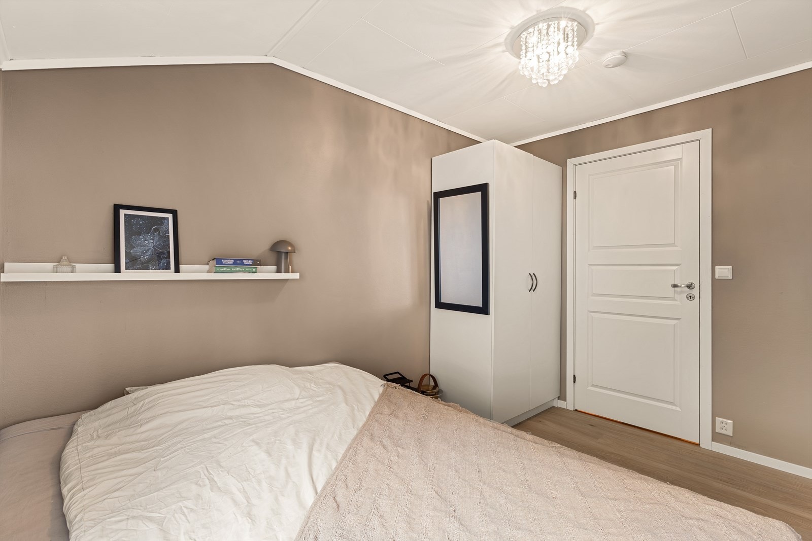 Soverom på 7,6m² med god plass til dobbeltseng og øvrig møblement. Galleribilde