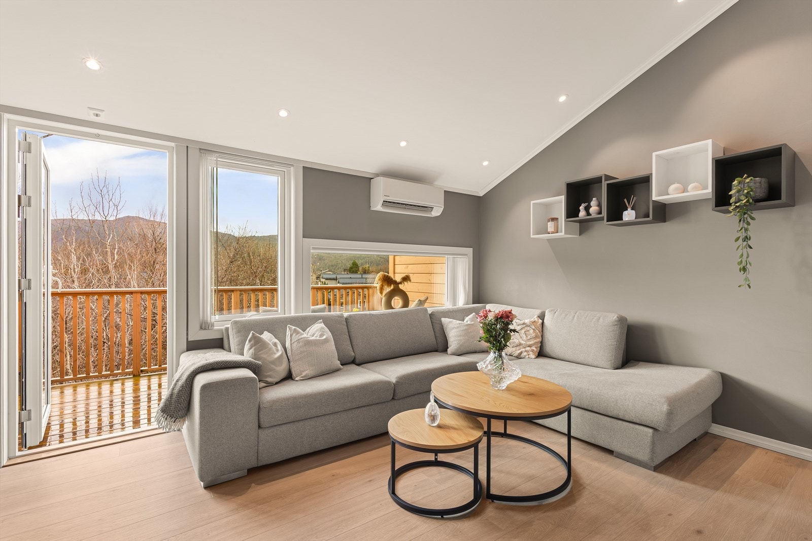 Herfra er det utgang til en balkong på 8 m² med gode solforhold og utsikt over nærområdet. Galleribilde