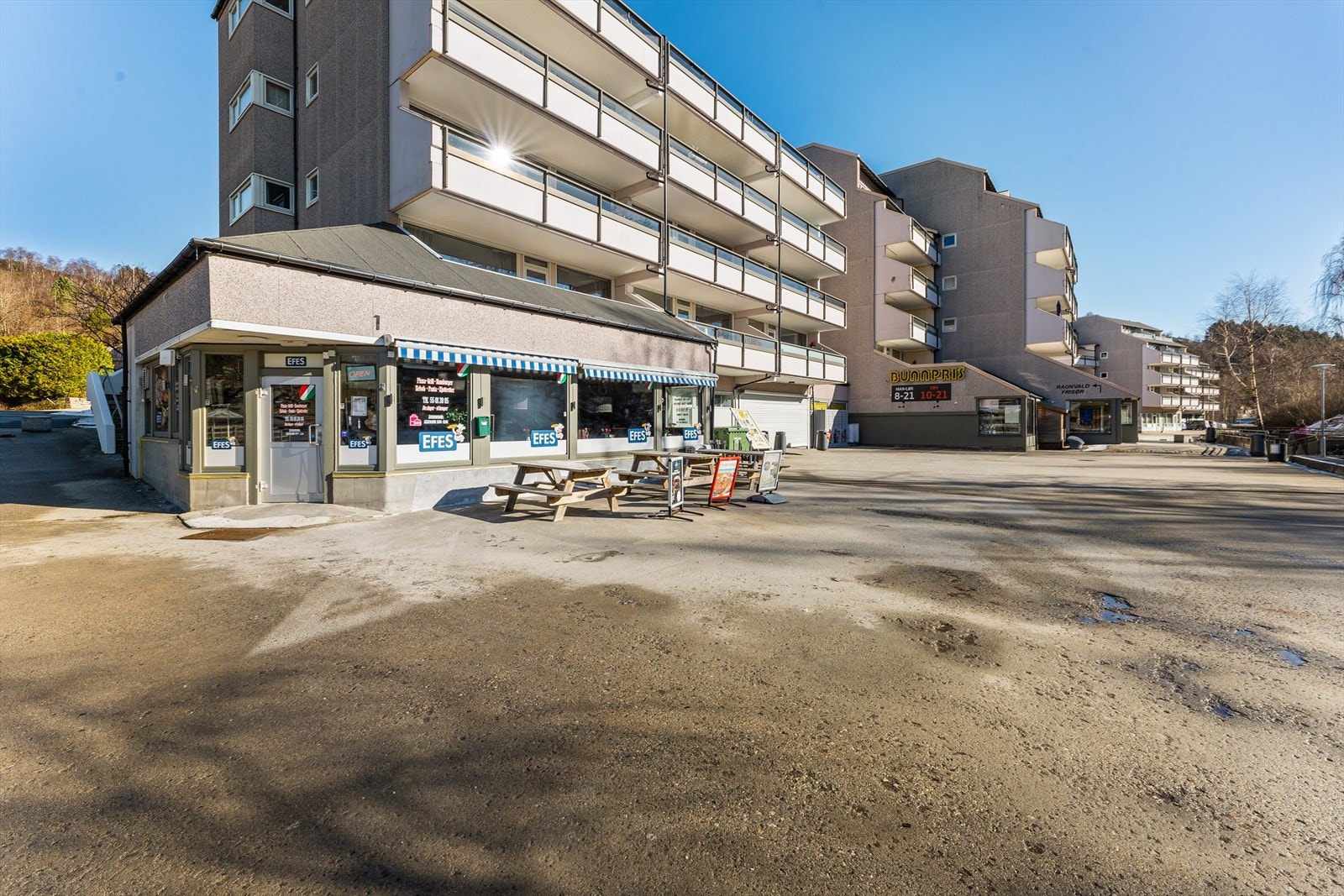 Dagligvarer kan man enkelt handle på Ulvedalen Torg (Bunnpris, søndagsåpen), hvor det også er pizzarestaurant, legekontor og frisør. Galleribilde
