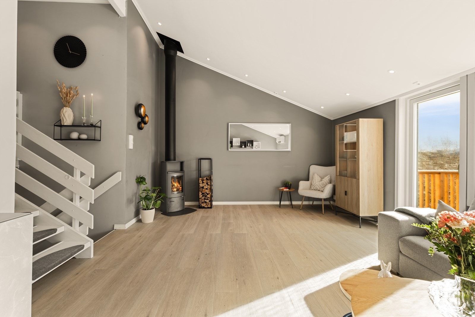 Stuen er på 29 m² og har rikelig plass til både sofa og annet ønsket møblement. Galleribilde