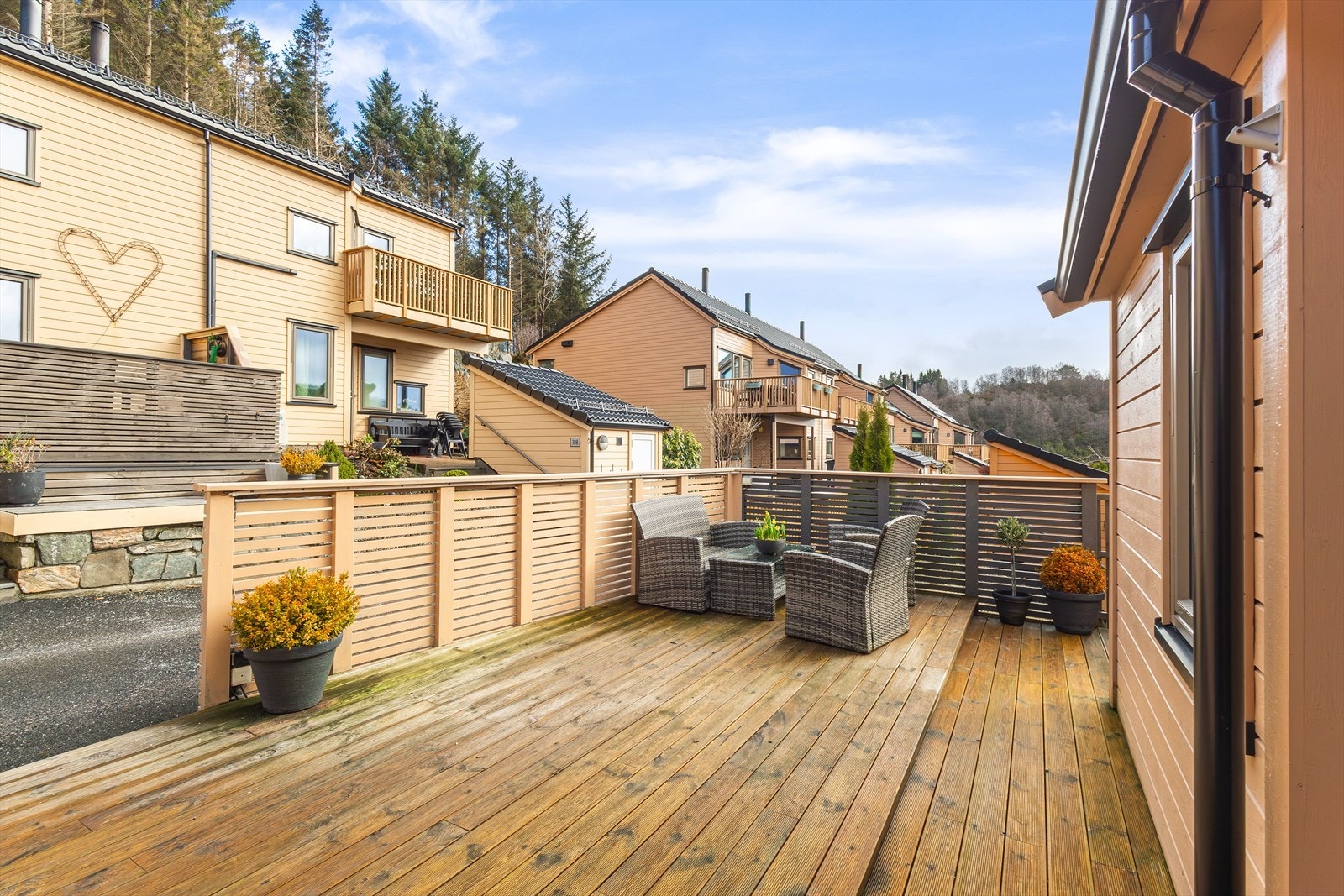 Markterrasse ved inngangspartiet på hele 33 m². Galleribilde