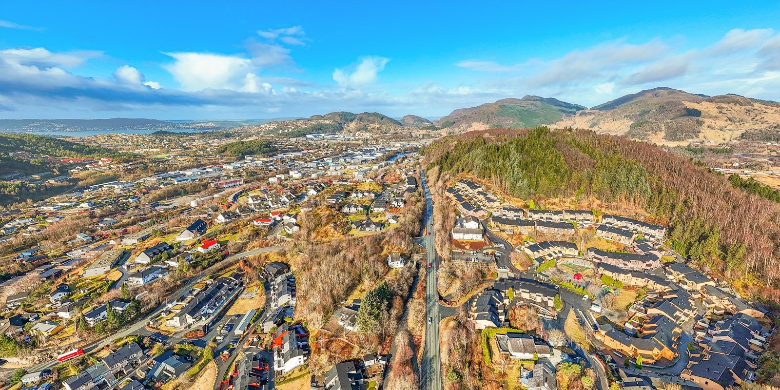 For en barnefamilie er dette en glimrende beliggenhet med tanke på nærhet til skoler, barnehager, SFO, lekeplasser, fotballbaner og park med blant annet frisbeegolf. Galleribilde
